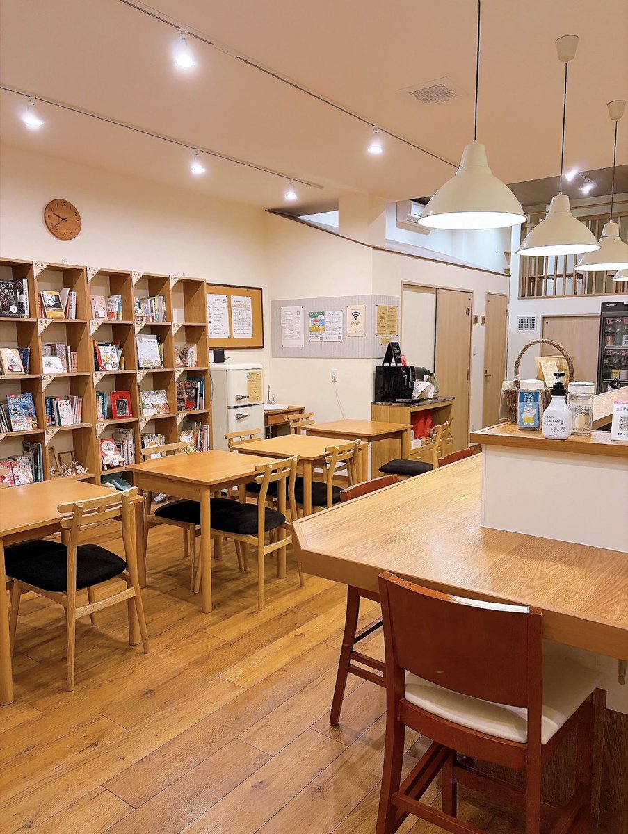 mochi_library's tweet photo. こんにちは🌞
今週も始まりましたね✨

カフェの中に、本棚がある。
そんな光景が、もちもち文庫の周りで少しずつ増えてきているみたいです✨
ご近所のコーヒーショップに、となり街に、小さな文庫」やシェア本棚開設のご報告を見ることが増えて嬉しい今日このごろ……📚 https://t.co/h79ScKZSh6