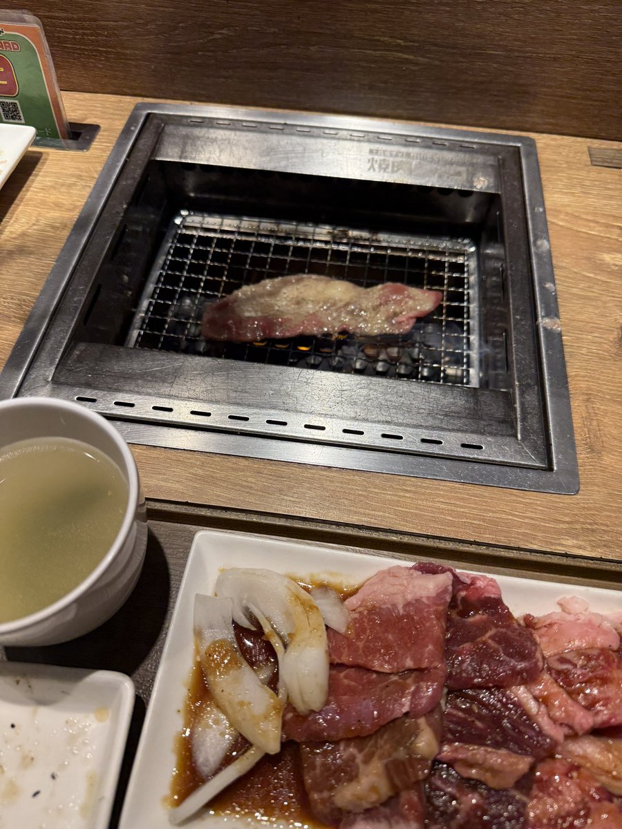 K_chirally's tweet photo. 料理しない民で不安なので肉を焼く練習をしに行きました、ひっくり返したら火が！！バァー！！🔥🔥🔥なって恐ろしかったです😹でも美味しくできました😋 https://t.co/5mkQKm8MmC