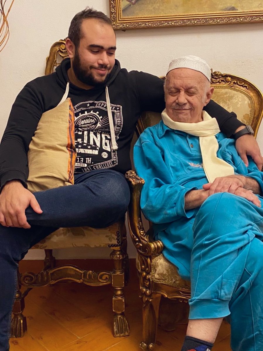 amr_sherif_adel's tweet photo. جدو عاش طفوله صعبه ومش بيتكلم عليها حتى والدي و أعمامي ميعرفوش كثير منها 
و نتيجة الىً ده فهو أطيب بني ادم أنا عرفته 
شقي من وهو صغير و اتنطط كثير مع انه من عيلة كبيرة بس الدنيا لفت بيه 
هو اللي علمني ازاي اقرأ الساعة و كان بيشجعني على اي حاجة بعملها حتى لو هو مش مقتنع بيها قوي 
لانه عاش الفترة ديه في حياته 
عنده هوايات كثير قوي بالف قصص و روايات و بيرسم على الزجاج و الخزف و لوح كبيرة 
بيحب يعزف جدا و غيره و غيره 
الشقة اللي ساكن فيها في الدور ال ٥ 
وهو عنده حاجة وً٧٠ سنه كان بيطلع و ينزل ال ٥ ادوار ممكن ٣ او ٤ مرات في اليوم 
يجيب خضار او يبروز لوحة او يجيب حاجة من البقاله 
بحكم السن هو حاليا تعبان جدا و بيتحرك بصعوبة إذا اتحرك 
و ده ماثر جدا على نفسيته لانه مش كده خالص و روحه في الحركة و الشغل و المعافرة 
أنا مقصر معاه عشان مش بحب أشوفه كده 
مشوار اني أشوفه في الوضع ده صعب عليا بس بروح برضو 
ادعوله يقوم بالسلامه ❤️
