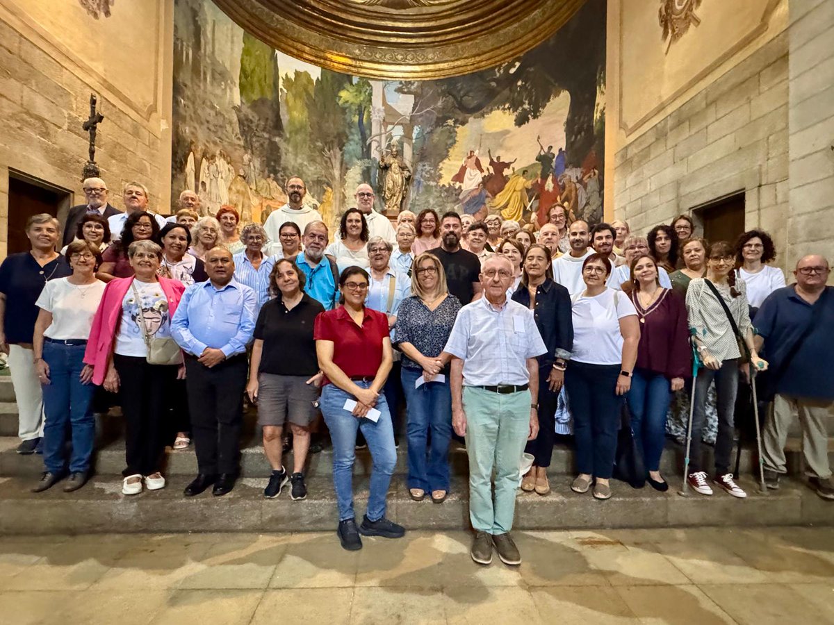 fraoctavi's tweet photo. «Que el Senyor us acompanyi; sentiu-lo sempre al vostre costat, guardeu els vostres cors i els vostres pensaments en Jesucrist. I estigueu certs que la llavor que sembreu tard o d’hora pot donar fruit».
Dissabte, celebració de l'enviament dels catequistes al Seminari diocesà. https://t.co/3or9kLZ2vY