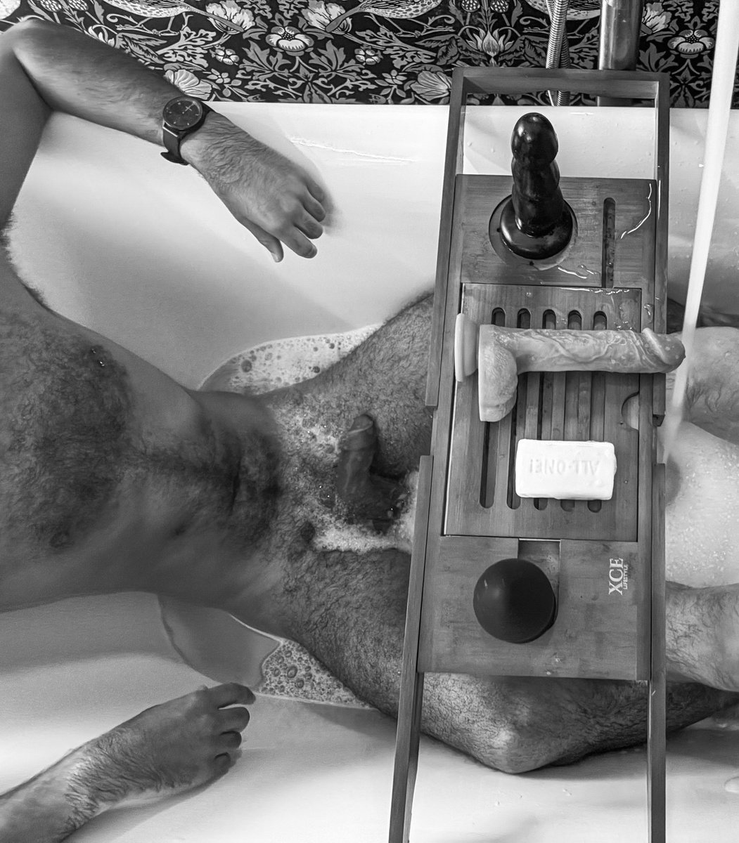 GrindrDaddy's tweet photo. Bath time before playtime. Daddy likes his boys (18+) to be squeaky clean…
#dadson #dadandson #bathtub #tubtime #dildo #buttplug #rubadubdub https://t.co/8F58b8tyTn