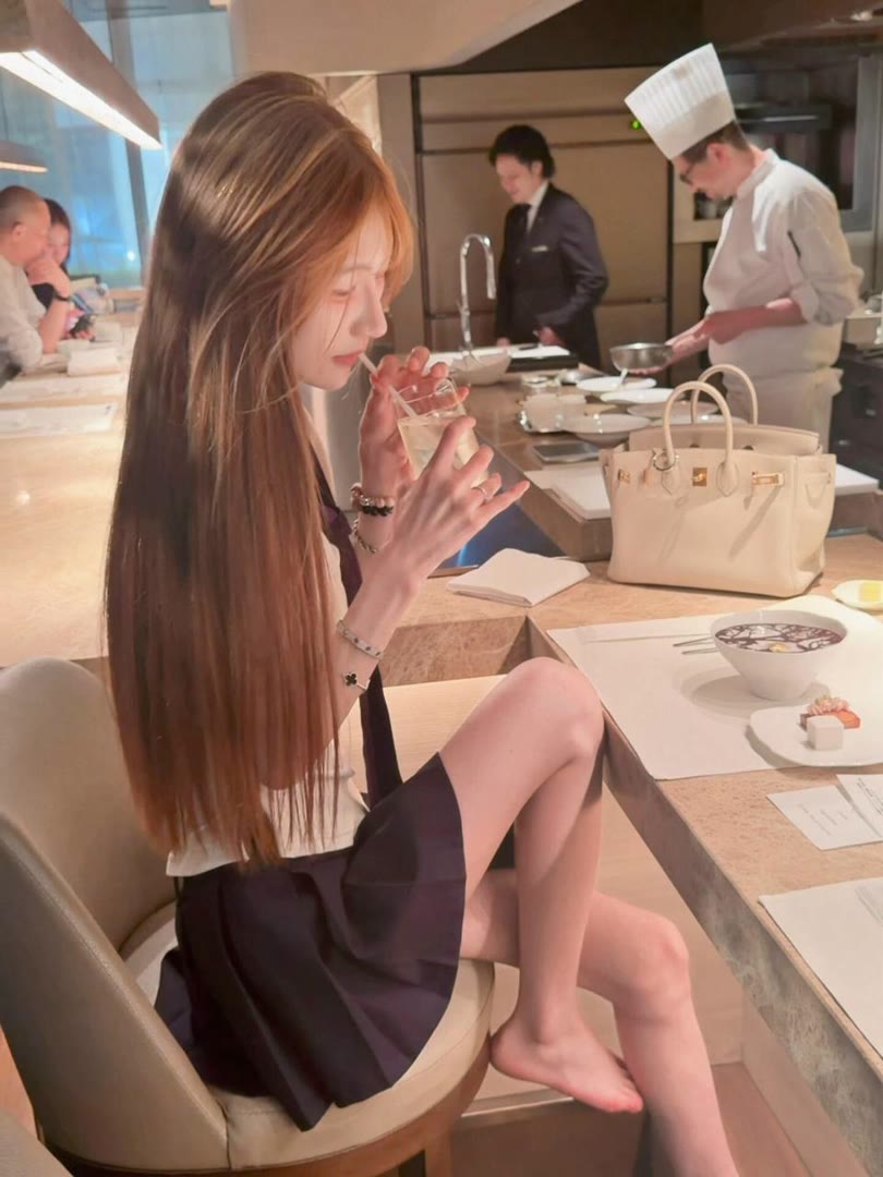 bluee860551's tweet photo. 06年女，166cm48kg,目前在金华度假，有没有真诚不口嗨的男生？今晚下面给你吃🔱（许愿一个抛'友）wild 🥁  #女大 #金华 https://t.co/dwp165ToES