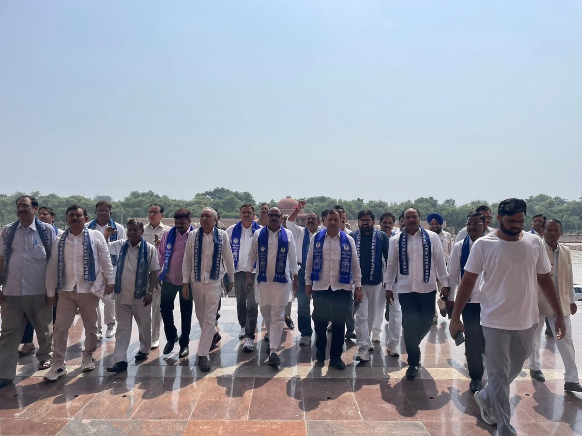 PalVishwnathbsp's tweet photo. आज दिनांक 05-10-2026 को आदरणीय बहन कुमारी मायावती जी के निर्देशानुसार जनपद लखनऊ स्थित मान्यवर मसीहा साहब श्री कांशीराम जी स्मारक स्थल, पुरानी जेल रोड, लखनऊ में आगामी 9 अक्टूबर को मान्यवर मसीहा साहब श्री कांशीराम जी की पुण्यतिथि के अवसर पर आयोजित होने वाले विशाल कार्यक्रम की तैयारियों के संबंध में पार्टी के वरिष्ठ पदाधिकारियों के साथ कार्यक्रम स्थल का जायजा लिया।

#9_अक्टूबर_चलो_लखनऊ
#जयभीम #BSP  #लखनऊ #मिशन_2027