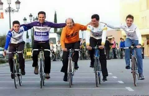 ChavaLibro's tweet photo. Nos ha dejado Ángel Arroyo.
Hoy el ciclismo abulense está un poquito más huérfano.

Pedalea alto Ángel!
Un fuerte abrazo a familia y amigos
DEP https://t.co/sOweTVvNDV