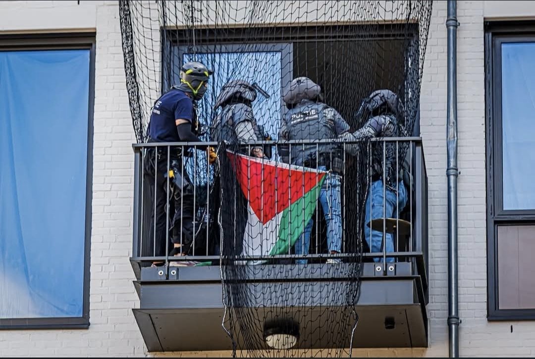 duveltje's tweet photo. Staat iemand vanaf een balkon te schreeuwen?
Verward. Niet serieus nemen 🫣
☝️Maar staat diezelfde persoon #regelmatig bij een demonstratie in de binnenstad van #DenBosch te schreeuwen?
O nee, dan moeten wij het echt wél serieus nemen want ....🤷♀️
Bijzonder toch…dezelfde persoon, hetzelfde geschreeuw, maar blijkbaar een compleet andere beoordeling.
Verwardheid blijkt weer eens opvallend afhankelijk van wanneer het gemeentebeleid het beste uitkomt. 😇