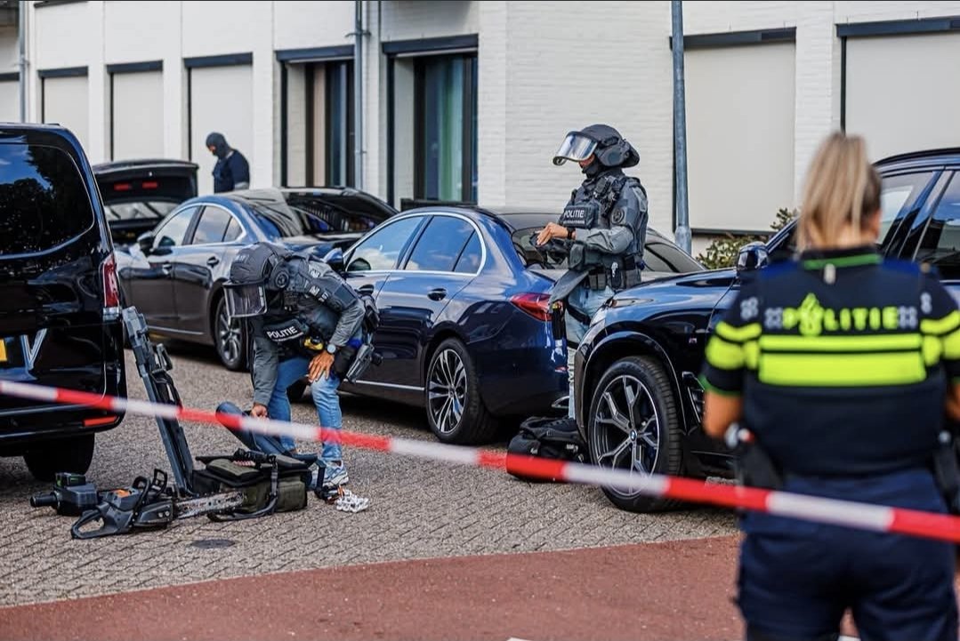 duveltje's tweet photo. Staat iemand vanaf een balkon te schreeuwen?
Verward. Niet serieus nemen 🫣
☝️Maar staat diezelfde persoon #regelmatig bij een demonstratie in de binnenstad van #DenBosch te schreeuwen?
O nee, dan moeten wij het echt wél serieus nemen want ....🤷♀️
Bijzonder toch…dezelfde persoon, hetzelfde geschreeuw, maar blijkbaar een compleet andere beoordeling.
Verwardheid blijkt weer eens opvallend afhankelijk van wanneer het gemeentebeleid het beste uitkomt. 😇