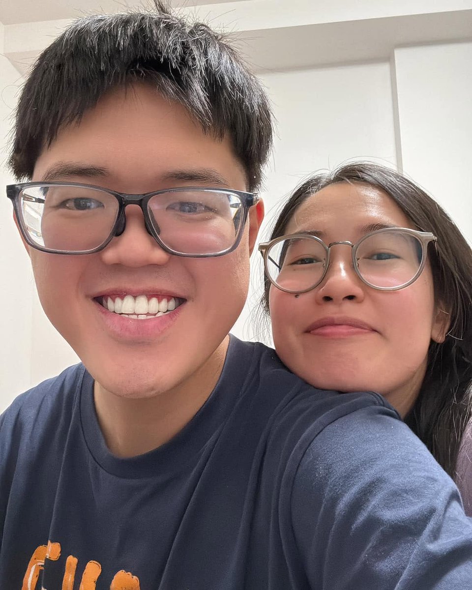 chapamiller's tweet photo. Bà chủ tiệm tóc và vị khách gan dạ duy nhất. Lần này không úp tô nữa, cắt so le luôn. https://t.co/qUuhzaWxnl