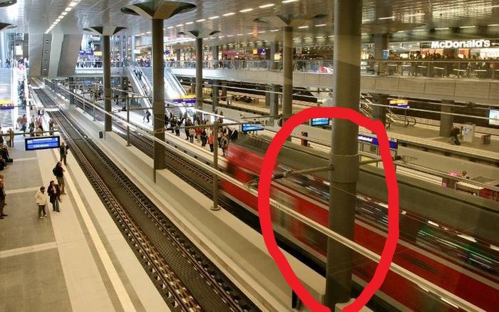 WildPatryk's tweet photo. BUUUUUUM ‼️‼️‼️

CPK  jednak trzeba będzie przeprojektować?
Bo właśnie zmieniono przepisy dotyczące tuneli kolejowych.
I obecny projekt  tunelu oraz położonego nad nim terminala na 99% wymaga zmian bo....  Rząd  wprowadził nowe, nieznane w świecie regulacje, dotyczące co najmniej 4 metrowej odległości podpór tuneli, nad którymi znajdują się budynki, od osi torów głównych(Art 41. 2. Rozporządzenia w sprawie warunków technicznych, jakim powinny odpowiadać budowle kolejowe i ich usytuowanie - scrn 1).  

Oczywiście projekt tunelu CPK, który jest na ukończeniu i projekt terminala, który uzyskuje właśnie pozwolenie na budowę, są zgodne z regulacjami poprzedniego rozporządzenia, czy z regulacjami UE (TSI Infrastruktura) oraz najlepszą wiedzą inżynierską firm światowej czołówki która je projektowała. 
Ale obłąkanych albo sabotażowych regulacji, wymagających aby tory główne zasadnicze biegły w nawie o szerokości, w świetle podpór ponad 12 metrów (lub każdy z tych torów we własnej nawie o szerokości ponad 8 metrów) nie przewidziałby nikt.
 
I nie mógł przewidzieć. 
Prześledziłem proces legislacyjny rozporządzenia. 
I tego przepisu, sprzecznego z dorobkiem światowej i europejskiej myśli inżynieryjnej (która rozwiązuje tego typu kwestie wymagając podpór o odpowiedniej wytrzymałości), nie było w pierwotnym projekcie rozporządzenia. 

I nie zgłoszono go też w konsultacjach. 

Pojawił się nagle w sposób tajny, po całym procesie konsultacji w lutym bieżącego roku. 

I dotyczy jednego obiektu w Polsce, na którego projekt wydano (lub trzeba będzie wydać,- za wykonane już prace) ponad 2 miliardy złotych.  
I to obiektu, którego budowę nadzoruje jako Pełnomocnik wiceminister  @PiotrMalepszak, który jednocześnie sprawuje nadzór nad departamentem @MI_GOV_PL  w którym powstało to tajemnicze "dzieło". 

I teraz #CPK na 99% wymaga ponownego przeprojektowania, zarówno tunelu jak i terminala, gdyż na fragmencie trasy tunel przebiega pod obiektem terminala. Nie chodzi o sam dworzec CPK - tam raczej nie ma problemu (bo nie ma tam tunelu nad budynkiem  a słupy są OK), chodzi o fragment terminala pod którym przebiega tunel - rys. 2). 

Oczywiście Zarząd NeoCPK ( @PortPolska_info ) może wystąpić do ministra, który wprowadził te kuriozalne przepisy, o udzielenie odstępstwa ALE ... przecież nie po to wprowadzono te przepisy aby robić odstępstwo w jedynym obiekcie, którego te regulacje dotyczą.
Ale na ich miejscu bym to zrobił. Niech ze zmarnowania kilku lat i kilku miliardów tłumaczy się prokuratorom ten który za te decyzje odpowiada. 

Gdyby takie przepisy obowiązywały wcześniej w Polsce, nigdy nie powstałby Dworzec Centralny. 

Gdyby takie przepisy obowiązywały w Niemczech, nigdy nie powstałby Hauptbhanhof Berlin (rys. 3, fot. 4). 

I mogę wymieniać dziesiątki innych obiektów tego typu na świecie które by nie powstały.
Ale nie wiem czy jest chociaż JEDEN, który takie kuriozalne wymogi spełnia.  

I teraz wszystko, od wywalenie @LasekMaciej,  przez brak pieniędzy na inwestycję,  czy brak CPK w ustawie o przyspieszeniu inwestycji strategicznych przy umieszczeniu tam Duoportu,  układa się w logiczną całość. 
#StopCPK wjechało na pełnej mimo zaawansowania projektu i bez względu na konsekwencje. Co najmniej w jednej ministerialnej głowie.

Bo aż w taki bajzel, nie jestem w stanie uwierzyć.

Acha i jeszcze jedno:

O zabudowie północnej pierzei Alei Jerozolimskich (nad torami) możecie już zapomnieć. Nowy tunel tej trasy musiałby być znacznie szerszy niż obecnie.  
Wojna z CPK ma swoje  "collateral damage".