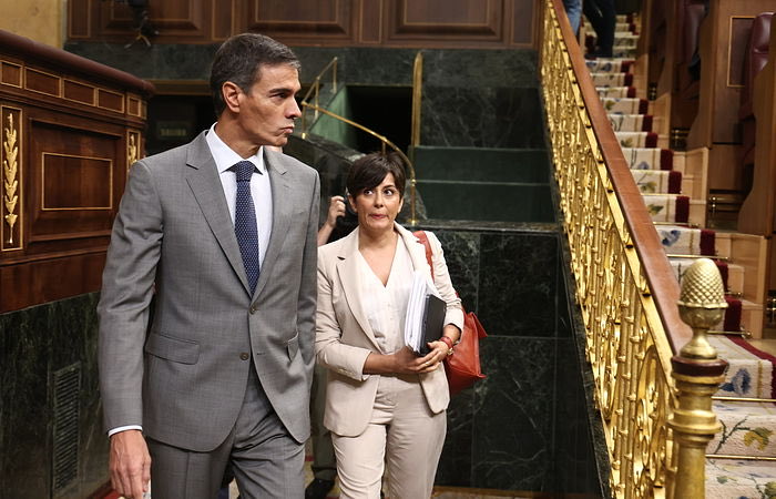 JJN1507's tweet photo. Mirad la cara de la ministra, está aterrorizada. https://t.co/uKE0RmQQx3