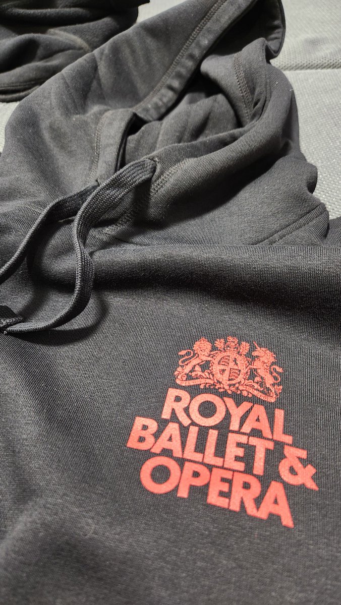 colorsmasato's tweet photo. 劇場主催の バックステージツアー　唯一 参加した事があるのが
イギリス #ロイヤルオペラハウス（#RoyalOperaHouse）
リハーサル室、衣裳室、大道具が格納されるスペース、照明など舞台に使う道具がしまわれている倉庫
ステージ裏バックヤード、裏側動線  今思うと貴重な時間でしたね
新国立劇場や 神奈川芸術劇場に撮影で行くと ↑思い出します

現地で見た 『#LightofPassage』
最高峰の  #コンテンポラリーダンス は今でも忘れません　撮影して見たい笑
深くメッセージ性強い作品　群踊の一体感、次元が違う
#ロイヤルバレエ団 と #ノルウェー国立バレエ団　共同制作

https://t.co/2af09DPlgk