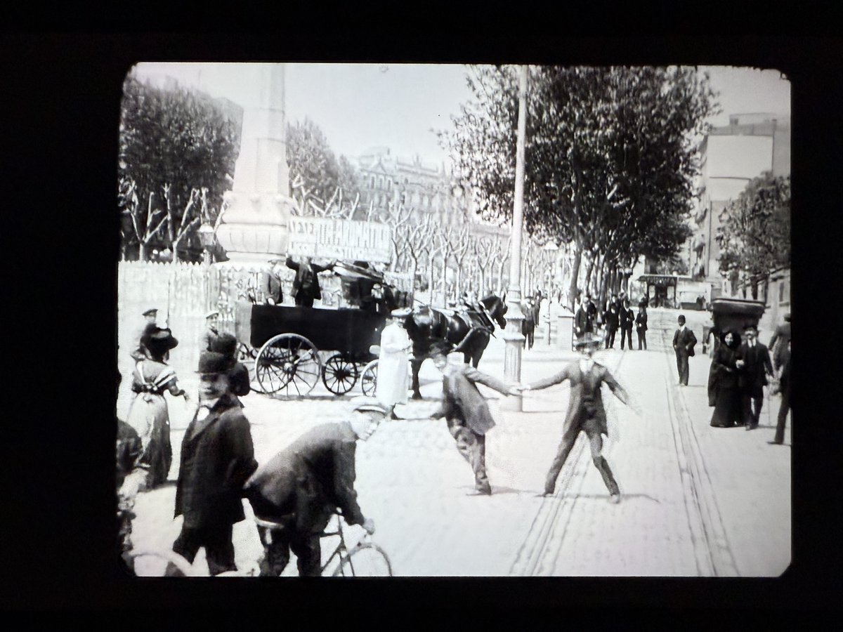 CariatideCarias's tweet photo. 🎬 🚋 En la selección de cortometrajes que el Festival de Pordenone ha elegido para su modalidad online, el tranvía, utilizado como una gigantesca cámara para recorrer lugares, está siendo protagonista. 
Destaco la bellísima Barcelona que retrataron los hermanos Baños en 1908. https://t.co/uJg2PrTTPH