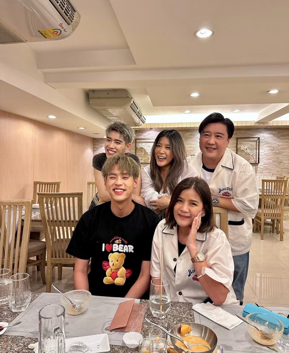 pooklekxBKPP's tweet photo. จำได้ว่าตอนนั้นบ้านอัสสะไม่อยู่ บ้านอำนวยรับเลี้ยงด้วยซ้ำ กี่ปีผ่านไป เค้าก็มีกันเหมือนเดิมอะ เลยงงนิดหน่อยว่าคนนอกจะอยากเห็นมันตีกัน แยกกันทำไมขนาดนั้น but all that doesn’t matter เหมือนเคย เสมอมา สิบปีละ คนเอาใจช่วยเยอะมากด้วย เดสทินี่ = แฟมิลี่ ค่ะ😋❤️💙 https://t.co/HNWg2A70CL