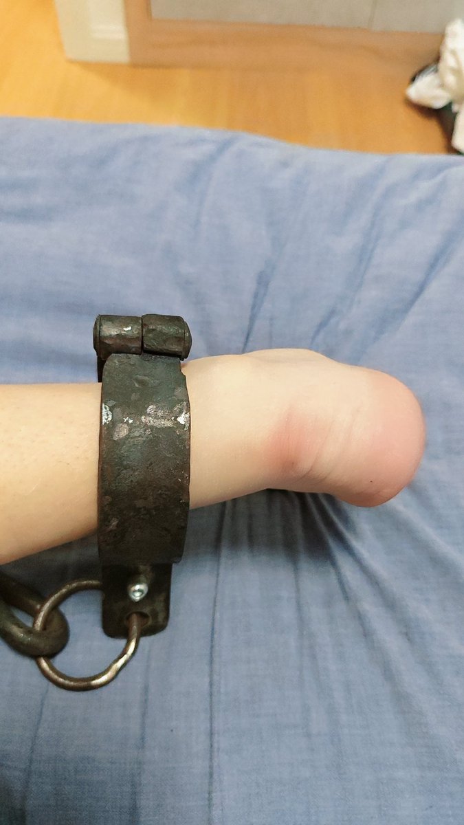 FN404_anklet tweet picture