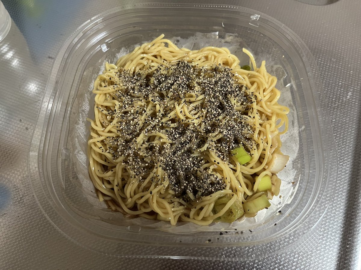 danmame's tweet photo. ちょっと前の話題になったセブンイレブンの
「冷やしコショウそば」
富山ブラックとか王様中華的なやつの冷やしバージョン。
これ系好きなので食べたけど思ったよりもしょっぱくないし旨味が足りなくてイマイチだった。 https://t.co/6V8s84yj33
