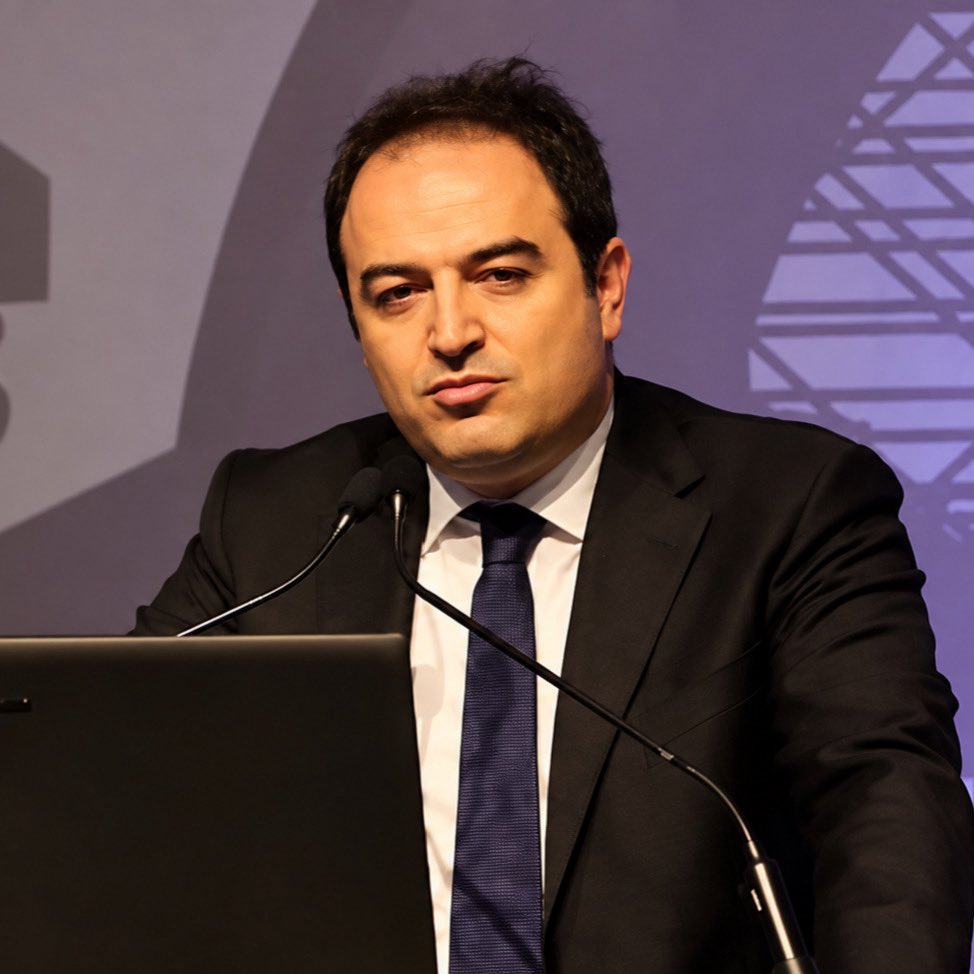 ajansmuhbir1923's tweet photo. Fon dolandırıcılığında 20 milyar TL kazandığı iddia edilen AKP’li Osman Arıkan Nacar, bürokraside de görev aldı. 

• Sağlık Bakanlığı İlaç ve Tıbbi Cihaz Kurumu Tıbbi Cihaz Daire Başkanlığı, 

• Acil Sağlık Hizmetleri Genel Müdürlüğü

• Türkiye İlaç ve Tıbbi Cihaz Kurumu Başkanlığı,

• Çalışma ve Sosyal Güvenlik Bakanlığı Müsteşar Yardımcılığı Nacar’ın geçmişte yürüttüğü görevler arasında.