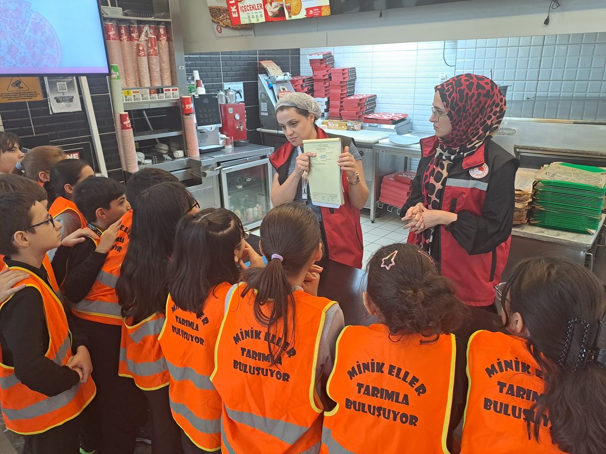 mamaktarim's tweet photo. 29 Eylül Uluslararası Gıda Kaybı ve İsrafı Farkındalık Günü kapsamında çocuklarımızla bir araya gelerek gıda güvenilirliği gıda israfının önlenmesi ve bilinçli tüketimin önemi üzerine farkındalık oluşturduk

Gıdanın değerini bilen, israf etmeyen nesiller yetişmesi için çalışıyorz https://t.co/eF7fHOQq5m