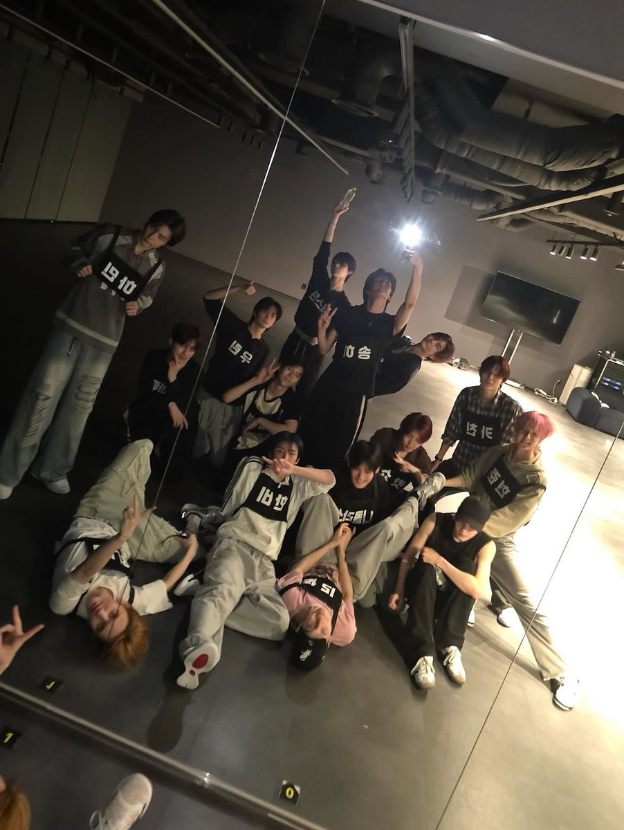 itsnicholla's tweet photo. happy one year to smtr25’s first ever practice room mirror selca 🥹💗 https://t.co/fpS5GJDIhR