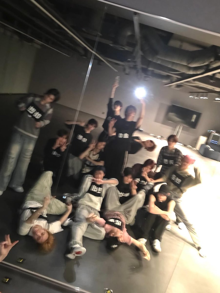 itsnicholla's tweet photo. happy one year to smtr25’s first ever practice room mirror selca 🥹💗 https://t.co/fpS5GJDIhR
