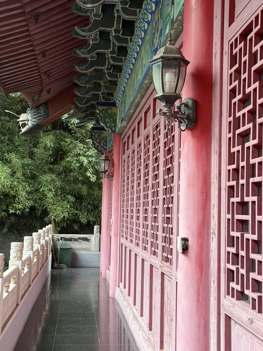 Mingheonline's tweet photo. 滿世界Ai文 盡現人類的孤獨 不如山間走走 https://t.co/PWmmoiFnb4