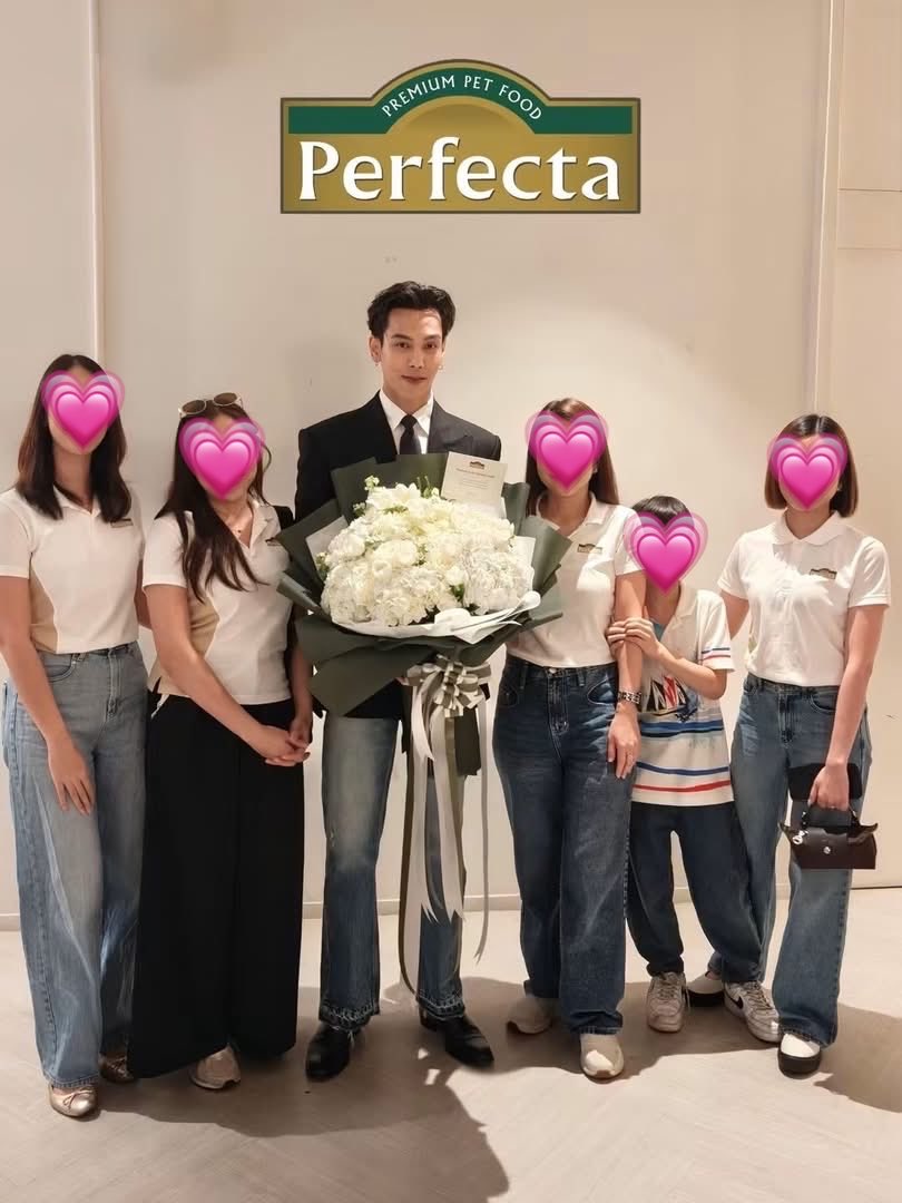 maowsom007's tweet photo. พี่ตรีกับทีมงาน perfecta คือเพิ่งเคยเห็นรูปนี้สมัยอ้ายปาดเจลอ่ะ และคือสูงมาก https://t.co/pCqPOcbFOB