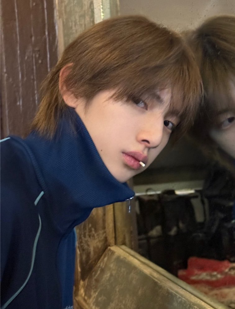 d08ight's tweet photo. thank god this isn't a photocard 😭 ngga kebayang  jju lollipop mirror bakalan seMAHAL apa harga nya.. soalnya jju disini cantik banget 😭 https://t.co/sKNzQVQOTm