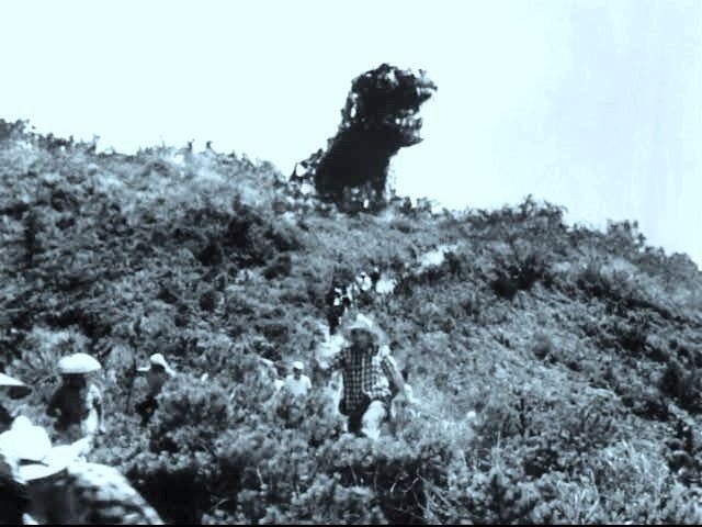 MIRAI_MIZUE's tweet photo. ルドン「キュクロプス」と「初代ゴジラ」と「もののけ姫」

山の稜線で巨体の一部を隠し、小さな人間との対比によって、見えない身体まで想像させる巨大表現。 https://t.co/aNnLLNNAq7