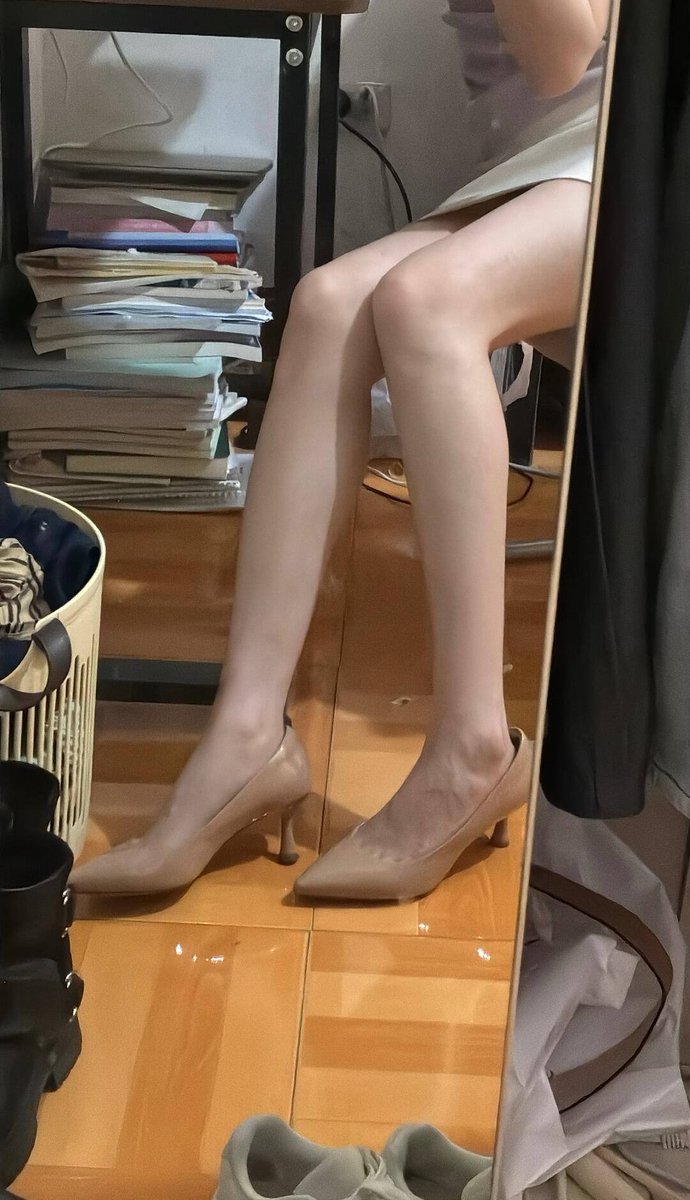 Vicky14644250's tweet photo. 人生中第一双高跟鞋👠 #南京 #反差 #女大 https://t.co/QMkBrr2UcH