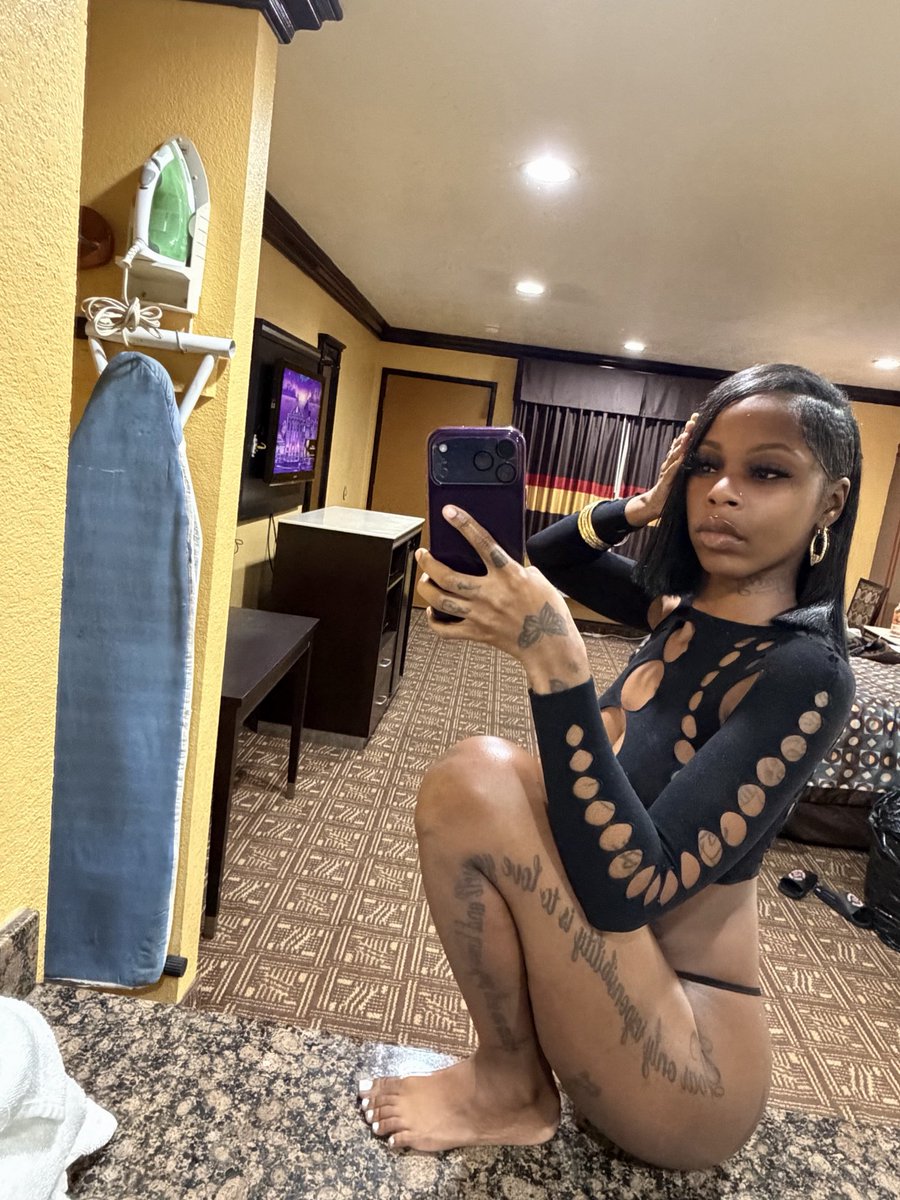 trophyy___'s tweet photo. It’s like a 2 for 1 🍀😘 https://t.co/ri0mbQ4gr4