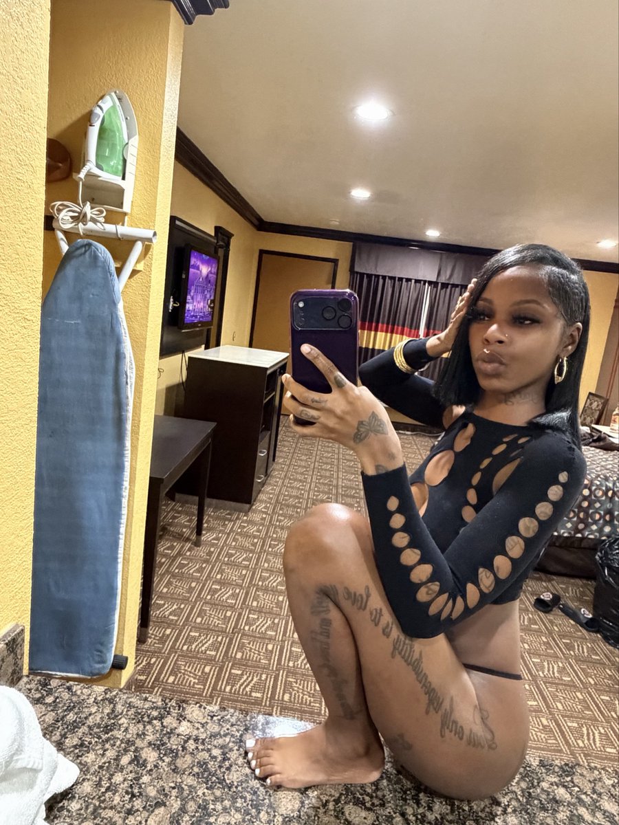 trophyy___'s tweet photo. It’s like a 2 for 1 🍀😘 https://t.co/ri0mbQ4gr4