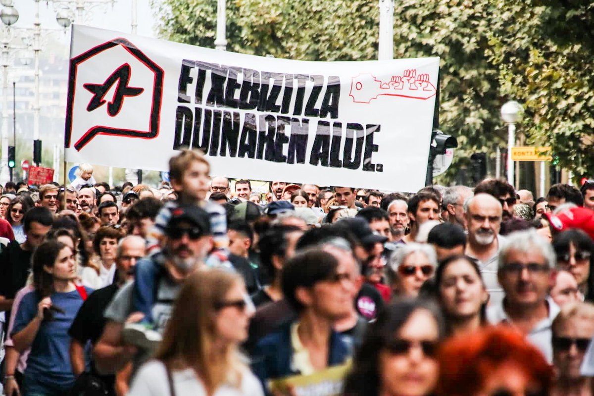 ideiazabaldub's tweet photo. 🔑| JARRAITU DEZAGUN KALEAN, BORROKA DA GILTZA! 

Gaur @ernaigazte-ren txanda: mobilizazioak eskualde buruetan etxebizitza eskubidearen alde.

Utikan funts putre eta espekulatzaileak, altxa Euskal Herria! ✊🏼 https://t.co/04cBFAl0ZB