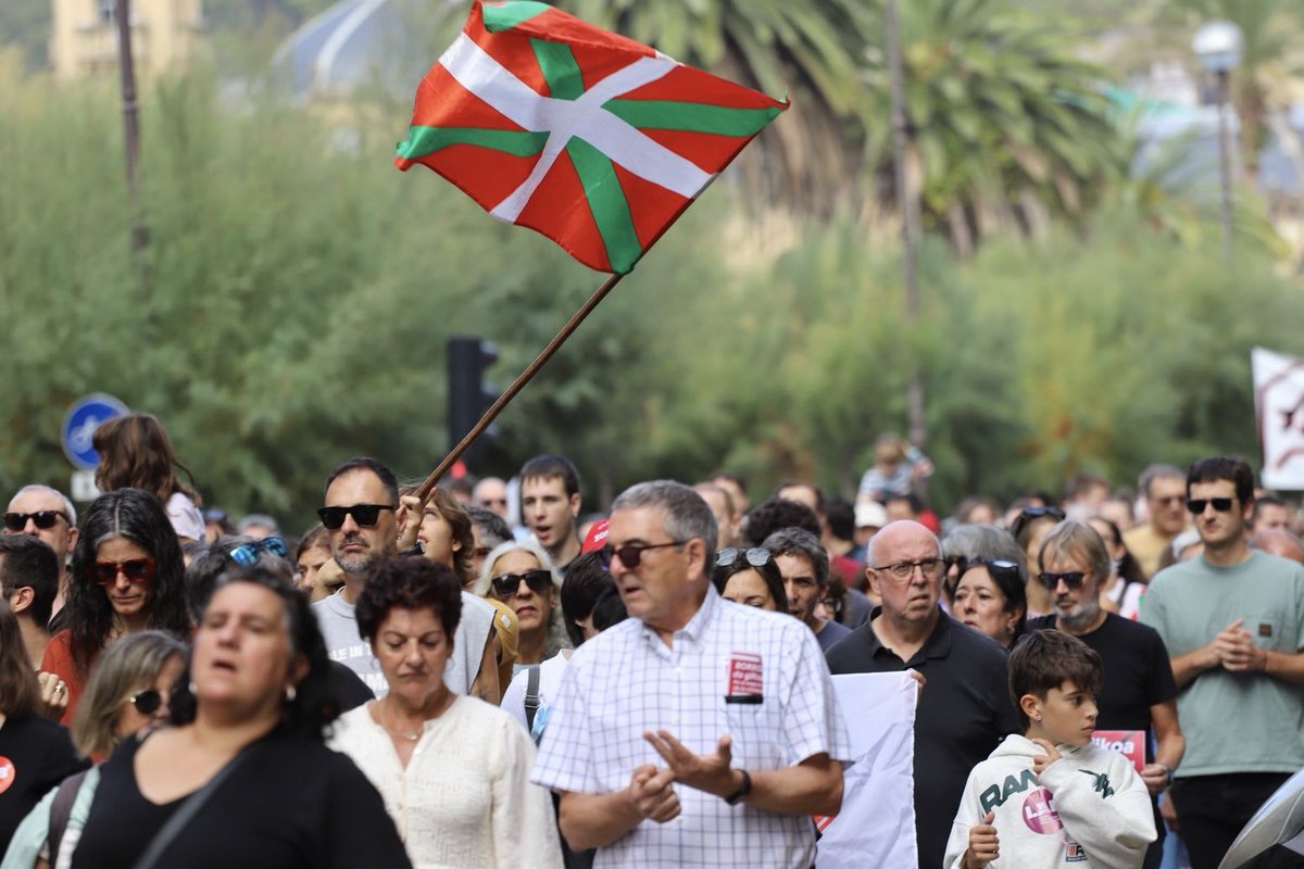 ideiazabaldub's tweet photo. 🔑| JARRAITU DEZAGUN KALEAN, BORROKA DA GILTZA! 

Gaur @ernaigazte-ren txanda: mobilizazioak eskualde buruetan etxebizitza eskubidearen alde.

Utikan funts putre eta espekulatzaileak, altxa Euskal Herria! ✊🏼 https://t.co/04cBFAl0ZB