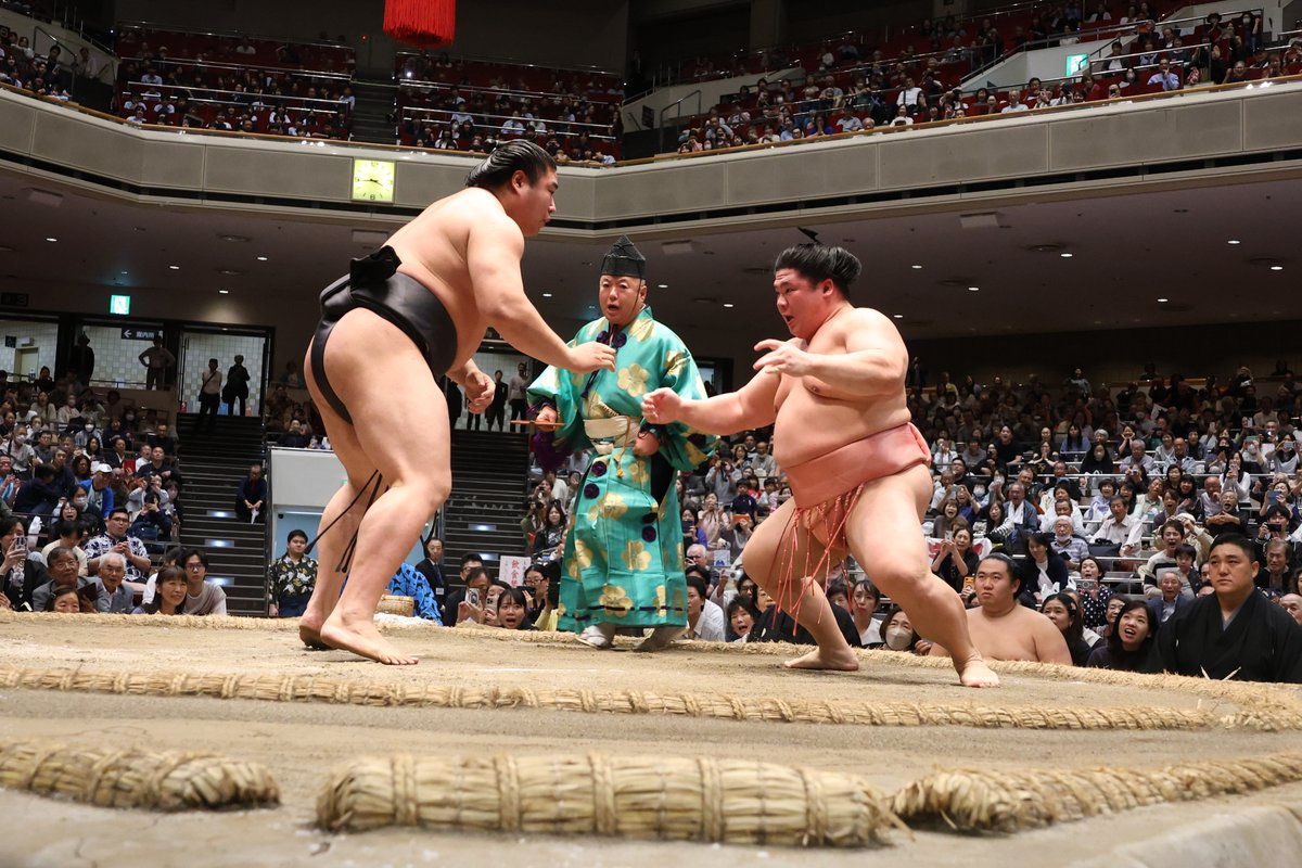 sumokyokai's tweet photo. ＜全日本力士選士権大会＞
明治神宮例祭奉祝 第83回
 
決勝　取組の様子

若元春ー宇良
#相撲 #sumo https://t.co/DUy8WCJUQq
