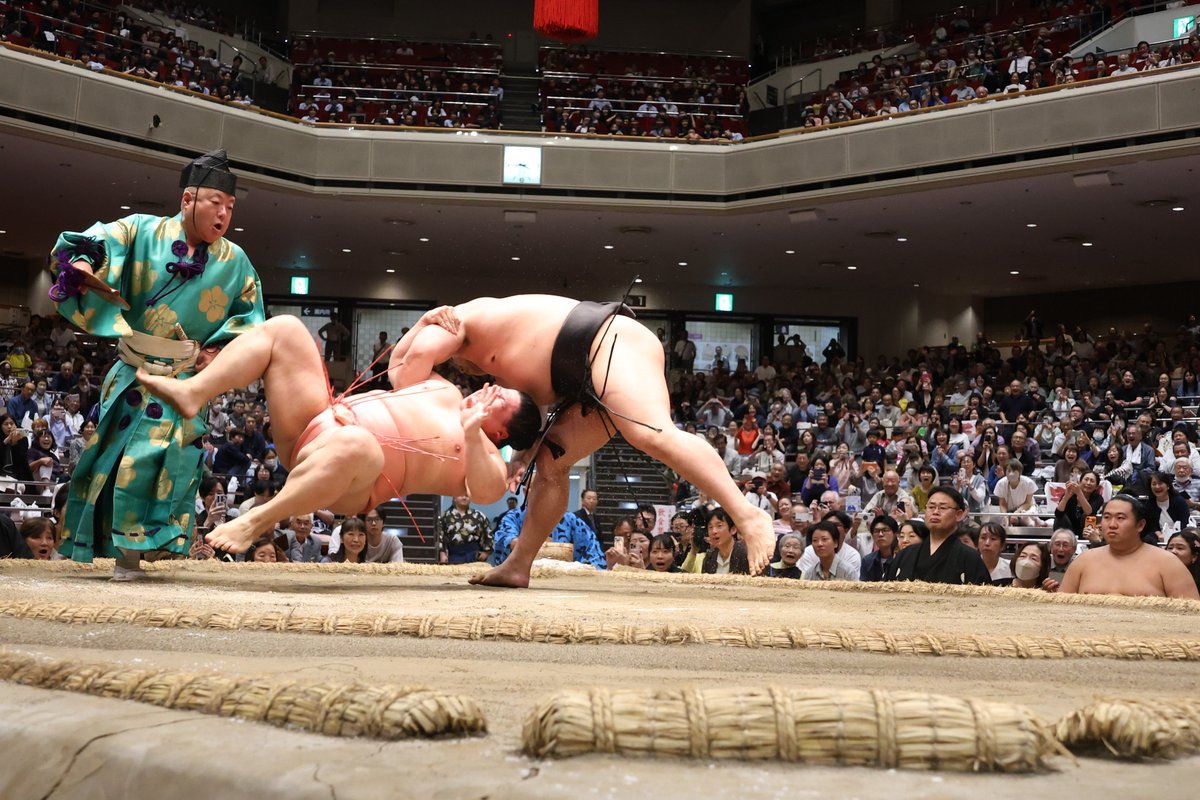 sumokyokai's tweet photo. ＜全日本力士選士権大会＞
明治神宮例祭奉祝 第83回
 
決勝　取組の様子

若元春ー宇良
#相撲 #sumo https://t.co/DUy8WCJUQq