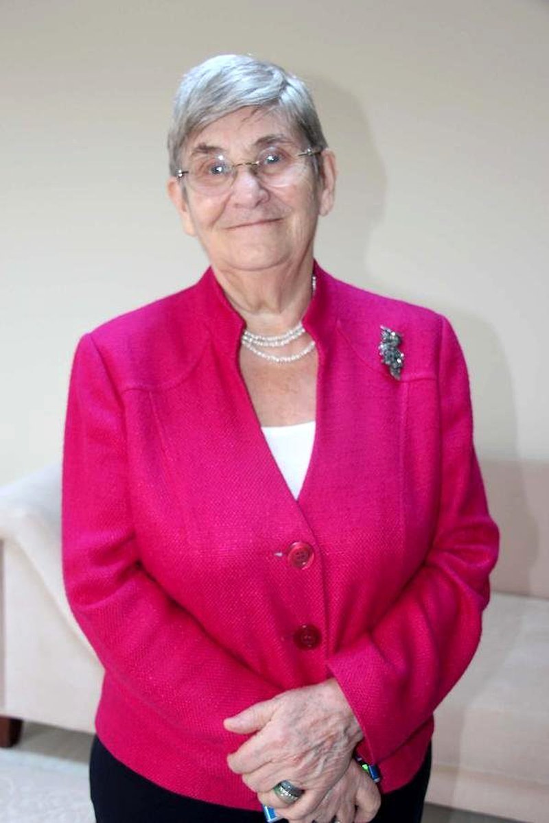 beehaber's tweet photo. Prof. Dr. Canan Karatay, gebelikte şeker yüklemesine neden karşı olduğunu ve 2015’te yaşadığı dava sürecini anlattı:

🔹 “2015’te Jinekoloji Derneği bana dava açtı.”

🔹 “Amerika’dan geldim, ‘Hamilelere şeker yüklemesi yapılıyor’ denilince tepemin tası attı.”

🔹 “Bunu söyledim diye Türk Jinekoloji ve Obstetrik Derneği bana dava açtı.”

🔹 “‘15 gün meslekten men edildi’ diye haberler yaptırdılar; hiçbiri olmadı.”

🔹 “Üstüne üstlük dernek bana tazminat ödedi.”

🔹 “Yetişkin bir bedene bile bir anda fazla şeker girdiğinde etki yaparken, annenin karnındaki o minicik bebeğe aynı miktar şeker geçiyor.”

🔹 “Bebekler bağırsakları gelişmeden doğuyor, akciğer kanalları gelişmeden doğuyor, kalbi delik doğuyor.”

🔹 “Kesinlikle söylüyorum, anne babaları kimse zorlayamaz.”

🔹 “Gebelik şekeri yüklemesi yaptırmasınlar.”