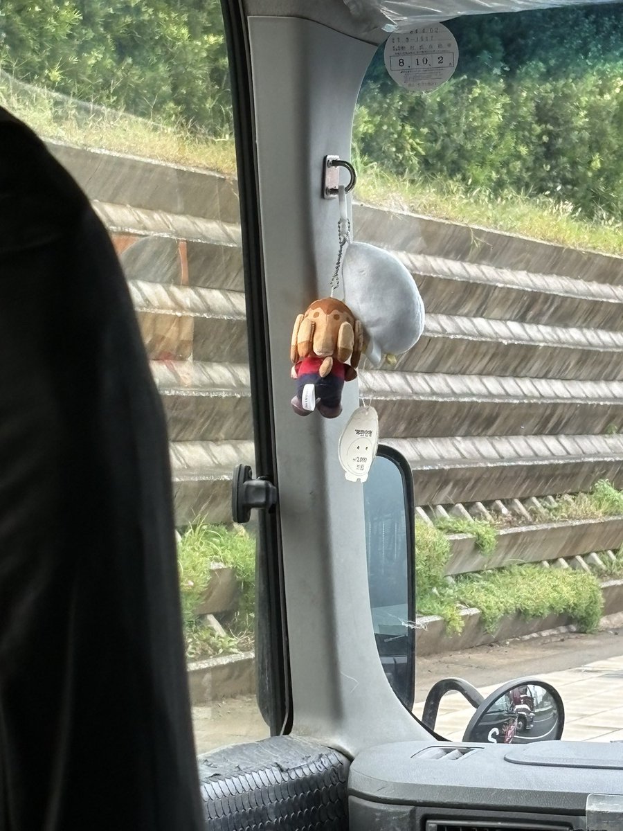 __s_y9_'s tweet photo. 空港の送迎バスに飾られてて絶対に函館遠征したいわきサポの落とし物 https://t.co/1zTp3mH7XP
