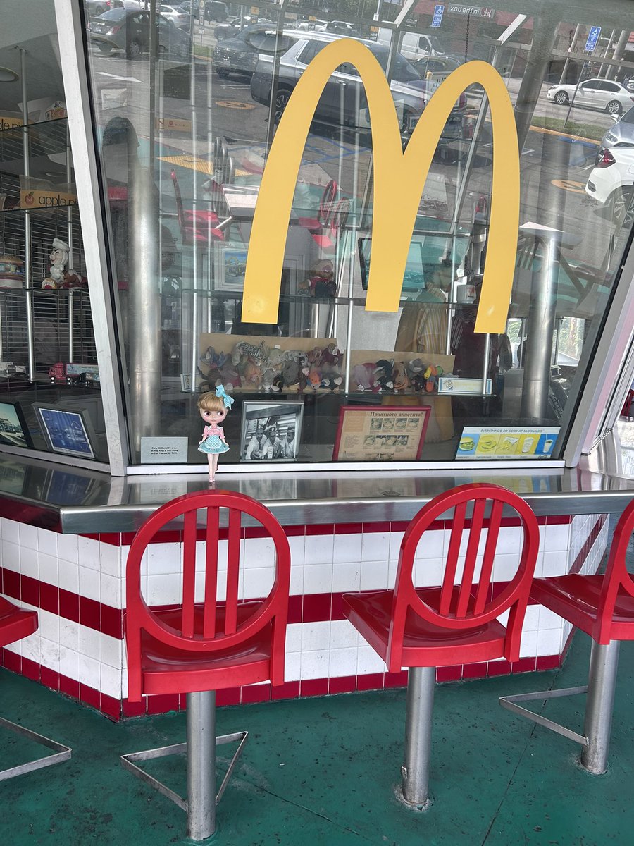 eringi3010's tweet photo. ダウニー市にあるマクドナルド🍔
無料ミュージアムあり https://t.co/fIXipTzfAO