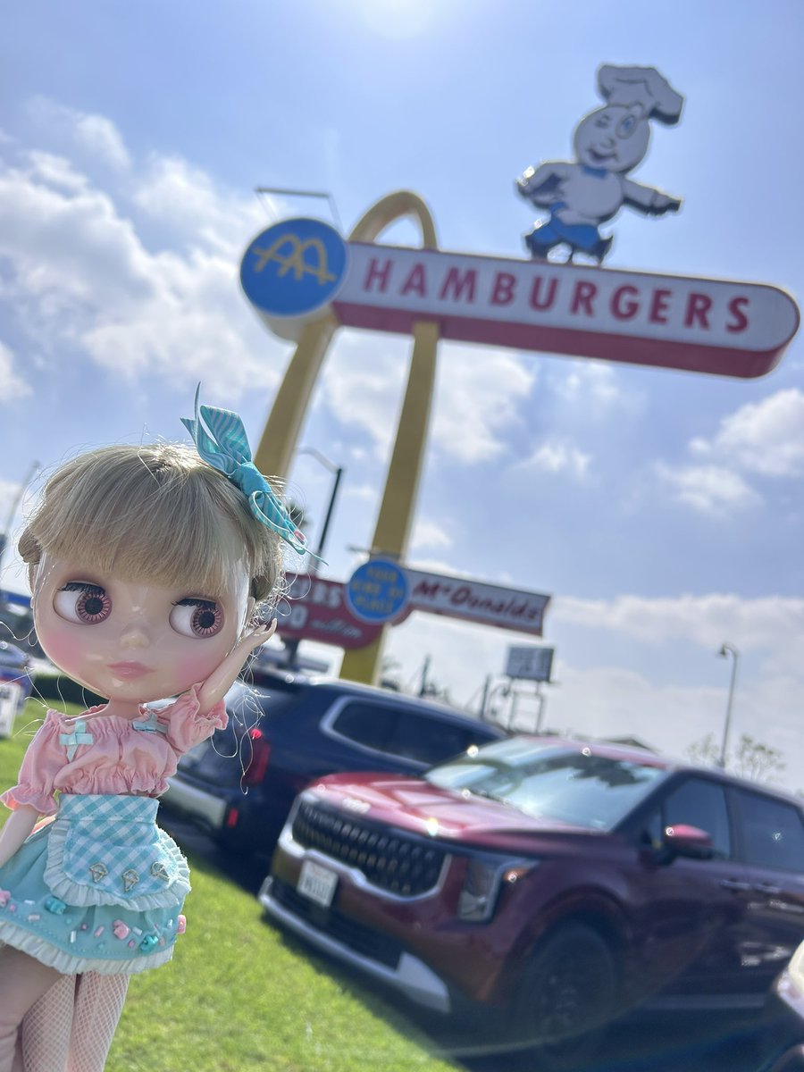 eringi3010's tweet photo. ダウニー市にあるマクドナルド🍔
無料ミュージアムあり https://t.co/fIXipTzfAO