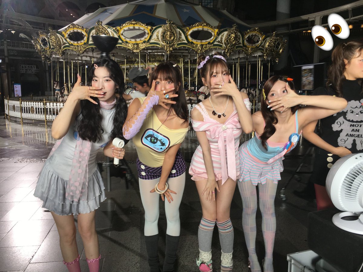 zyopjm's tweet photo. if you look closely this picture is actually momo and her whole harem 👀 https://t.co/MIzVyBoccz