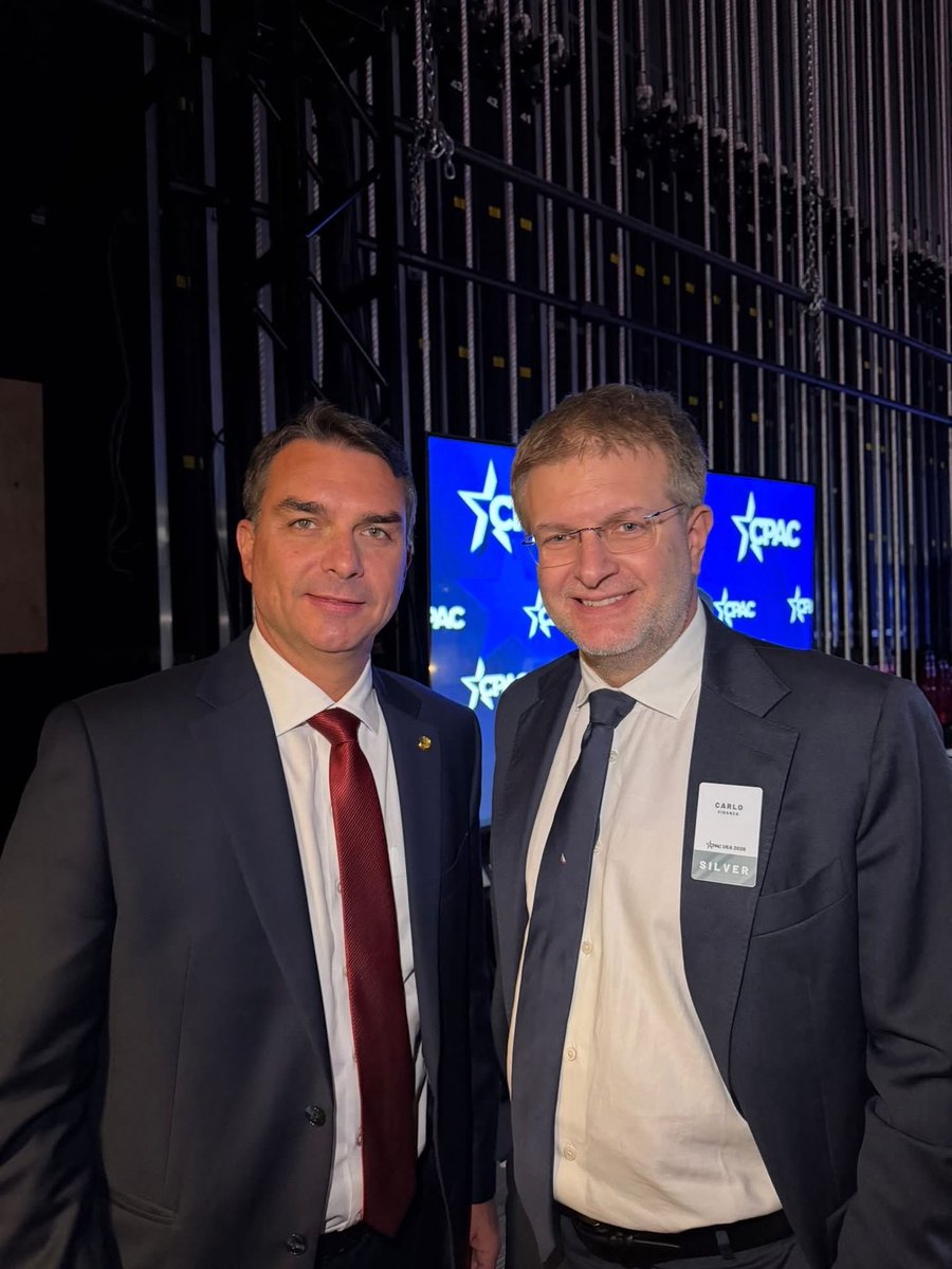 FidanzaCarlo's tweet photo. Uno straordinario Flavio Bolsonaro ribalta tutti i pronostici e raggiunge il 47% al primo turno delle elezioni presidenziali in Brasile contro il social-comunista Lula. 
Tra 3 settimane il ballottaggio. Ancora una volta, da una parte libertà, Patria, famiglia, sviluppo  e dall’altra declino e repressione. Forza Flavio!

#fratelliditalia #giorgiameloni #fdi #meloni #governomeloni