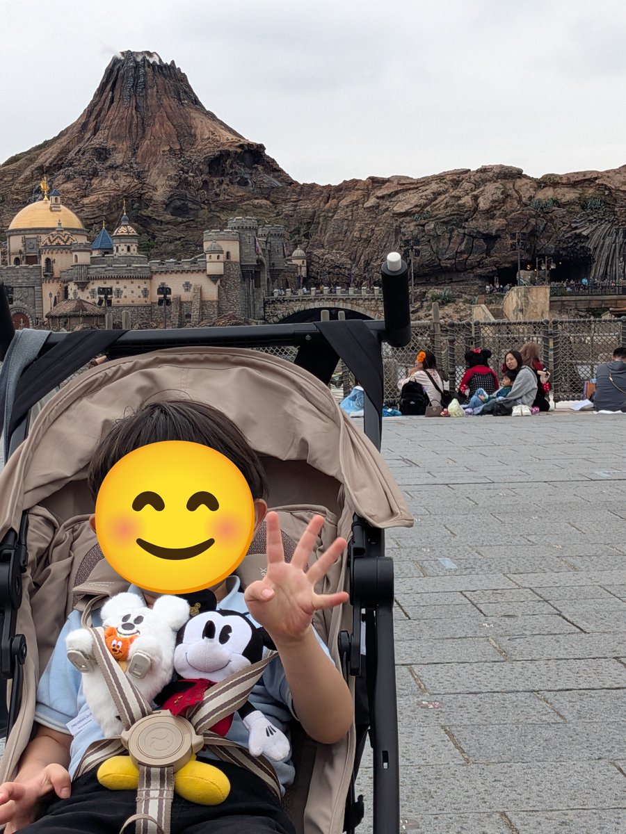 inosho_'s tweet photo. 今日は甥っ子と東京ディズニーシー
楽しかったけど、体力と金が無くなりました（笑）
最終便で帰ります！ https://t.co/aA7eFYotis