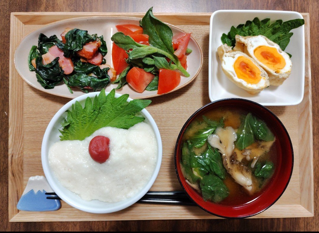 Assamtea58's tweet photo. 今日のおうち和定食ランチ🏠

🌱長芋とろろご飯🍚
🌱舞茸のお味噌汁🍄
🌱巾着卵の出汁煮🥚
🌱ほうれん草と厚切りベーコン
　の胡麻油炒め🥬🥓
🌱トマトのマリネ🍅

肌寒さを感じる季節🍂🌾
和定食で気持ちまでほっこり
温まりました💕

#おうちランチ𓎩𓌉𓇋 https://t.co/eIeiesxuWC