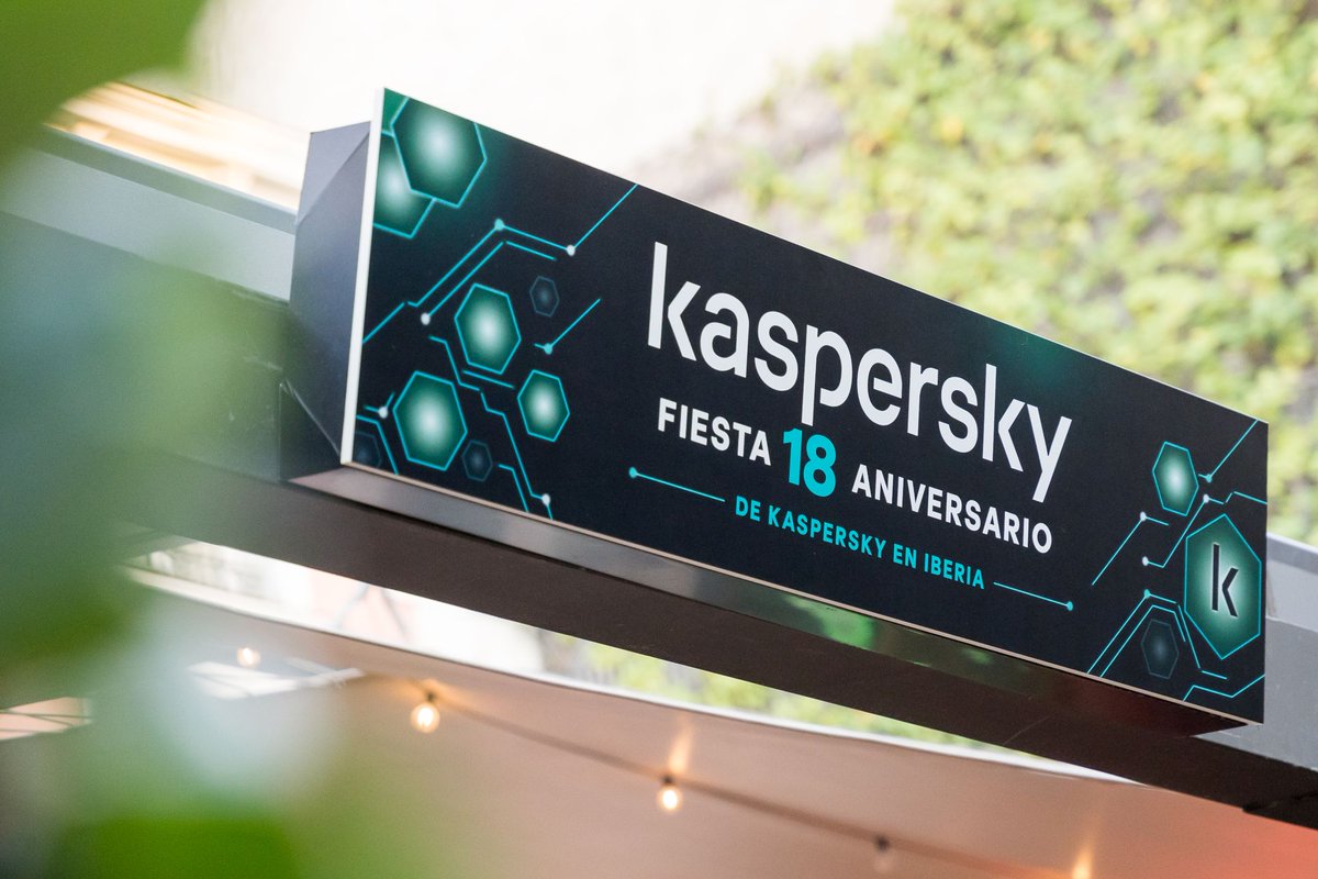 SATINFOSL's tweet photo. Satinfo estuvo presente en la fiesta de los 18 años de
@KasperskyES en España. ¡Muchas felicidades por esta mayoría de edad! ¡A por muchos más! https://t.co/oRNEyaDysi