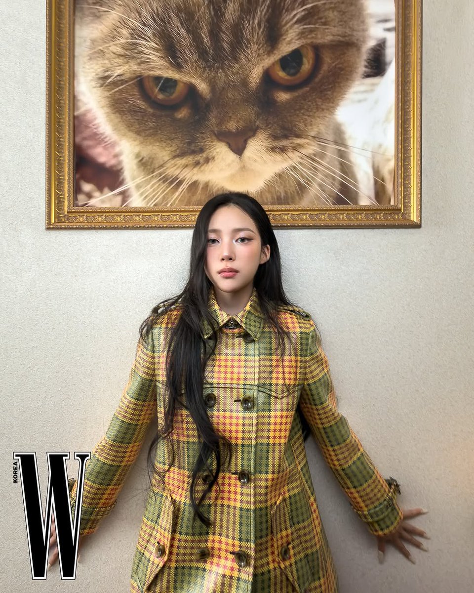narinyaong's tweet photo. Pleaseeee don't stare at me for too long.. or my spirit animal above me will start lurking around Yoü #FYI #FriendlyReminder ☻ ᓚᘏᗢ https://t.co/TFSMiV9yKp