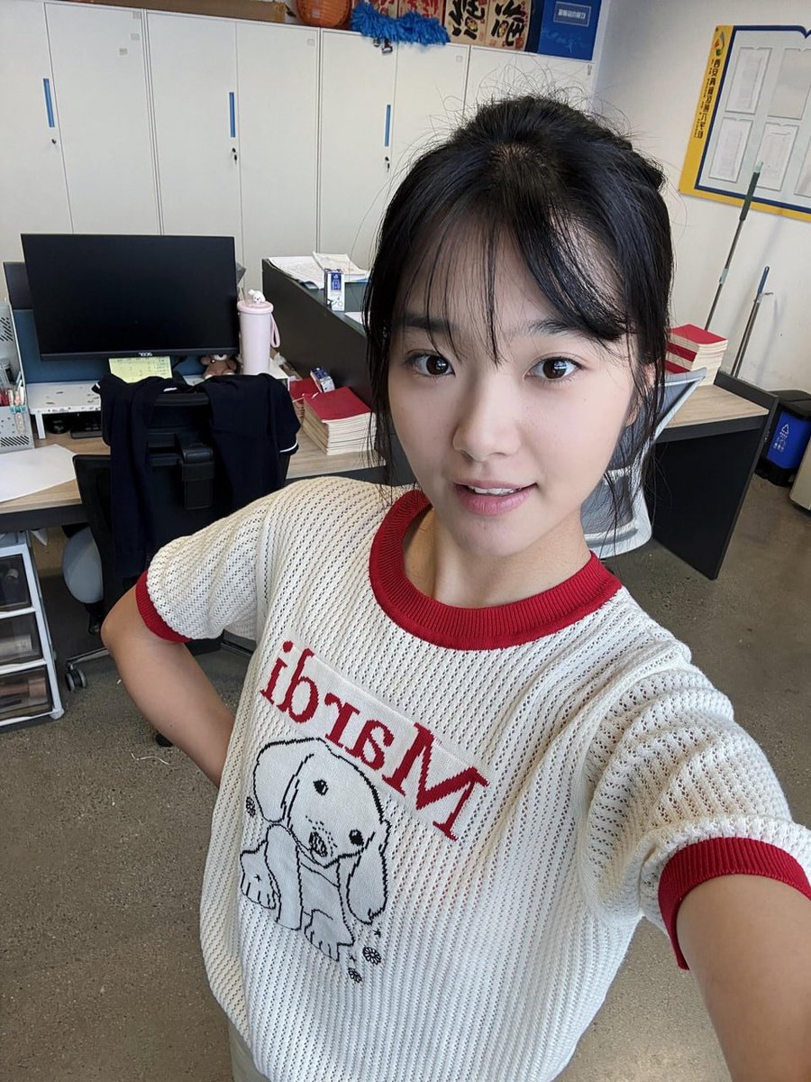 emilienaylor1's tweet photo. 批改作业、准备课程、记录成长。
老师的工作，总是在细节里藏着责任。 https://t.co/0yTKHfwuTd
