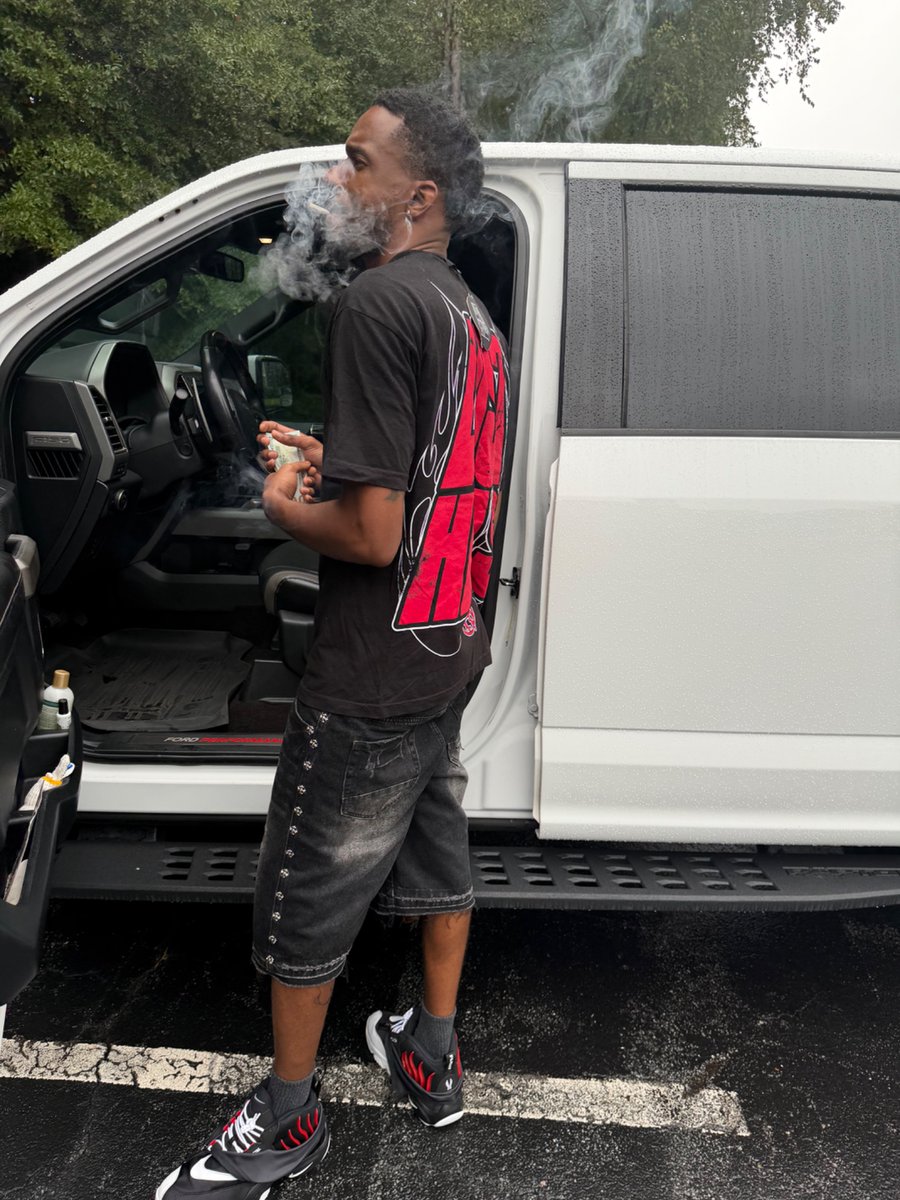 kckoolin352's tweet photo. 🦖🖤💫 https://t.co/l0HW2XWV9Q