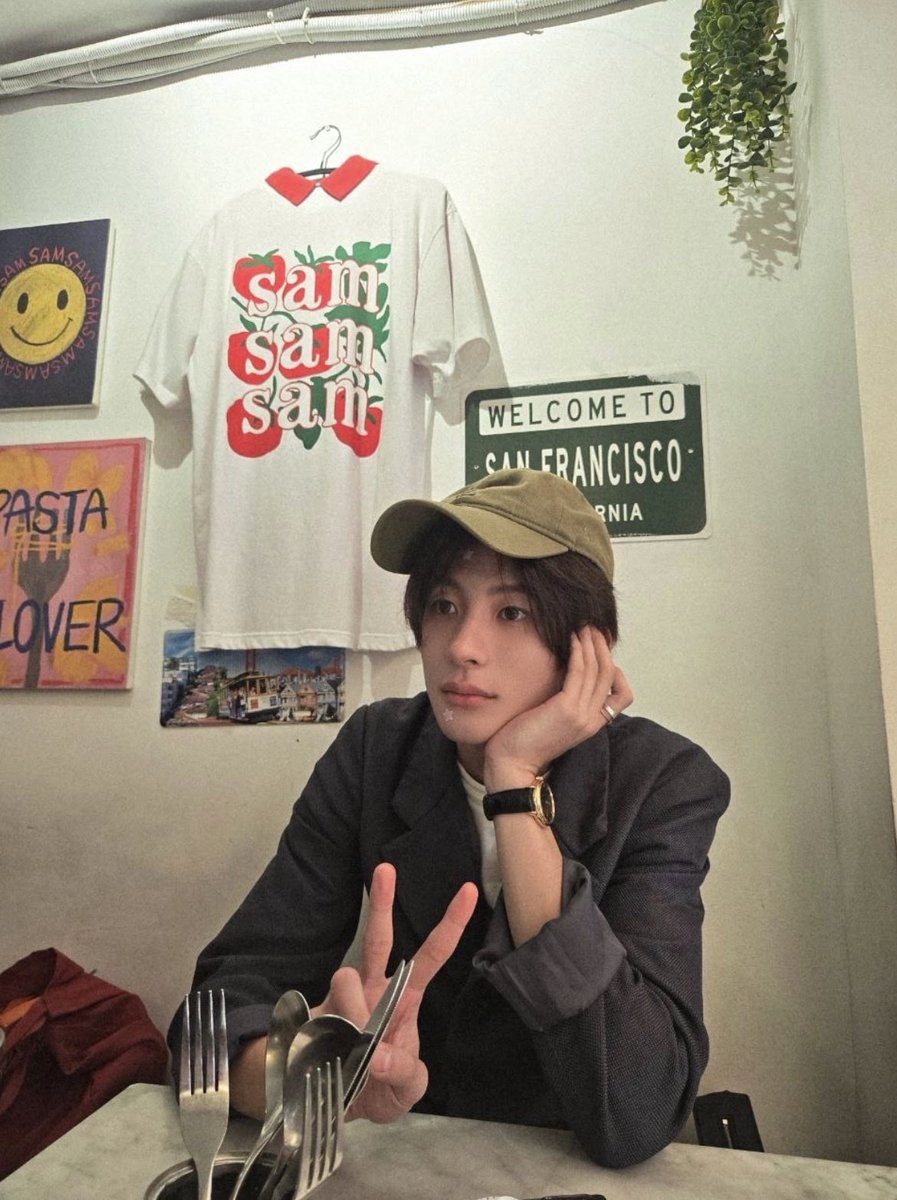 hyungwonmood's tweet photo. the sam shirt in the back oh yea he loves me aha <3 https://t.co/fTuZsSYR6J