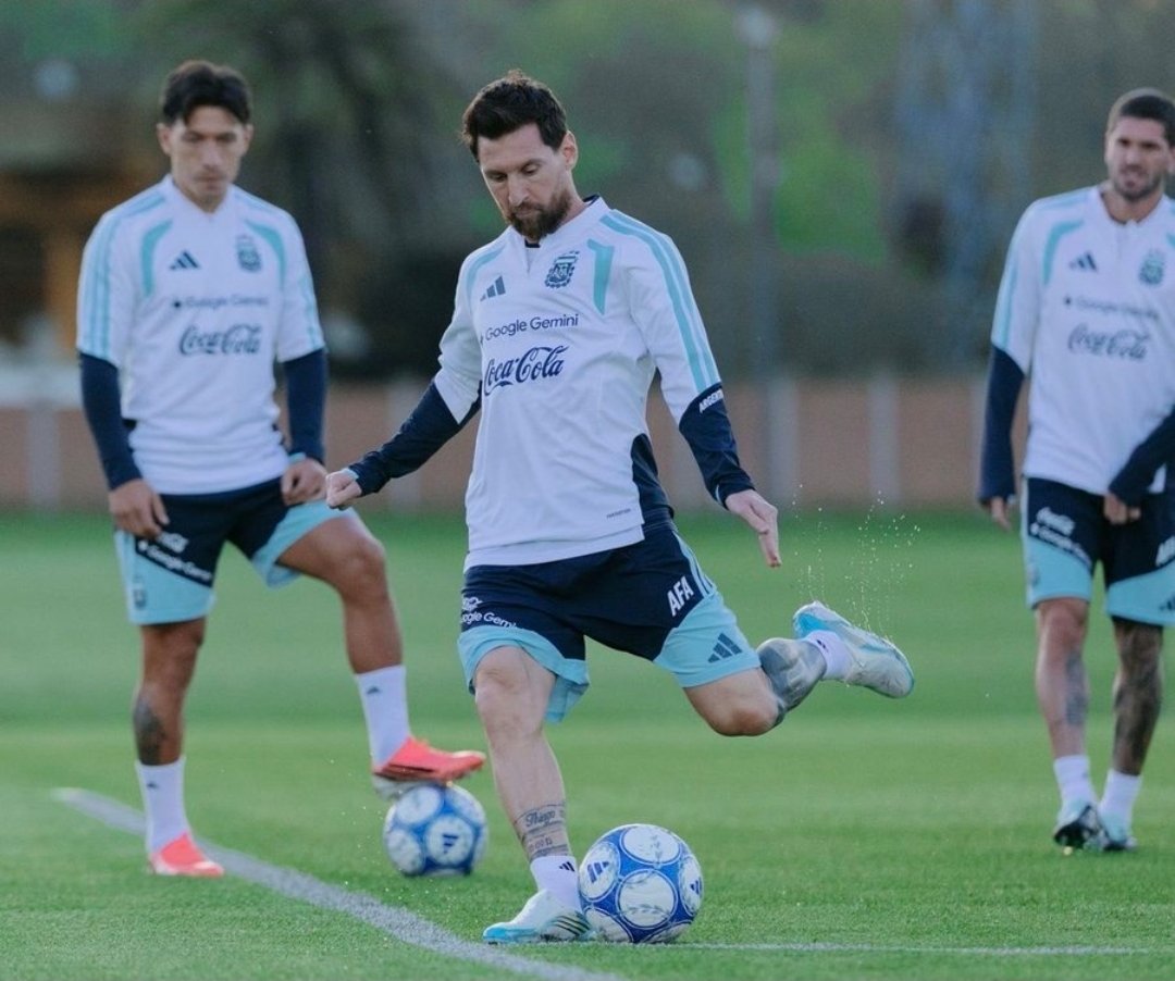 iamsanatan7's tweet photo. It's time for his last game for Argentina. 🥹🇦🇷

#Messi #Argentina https://t.co/PgGDTazebO