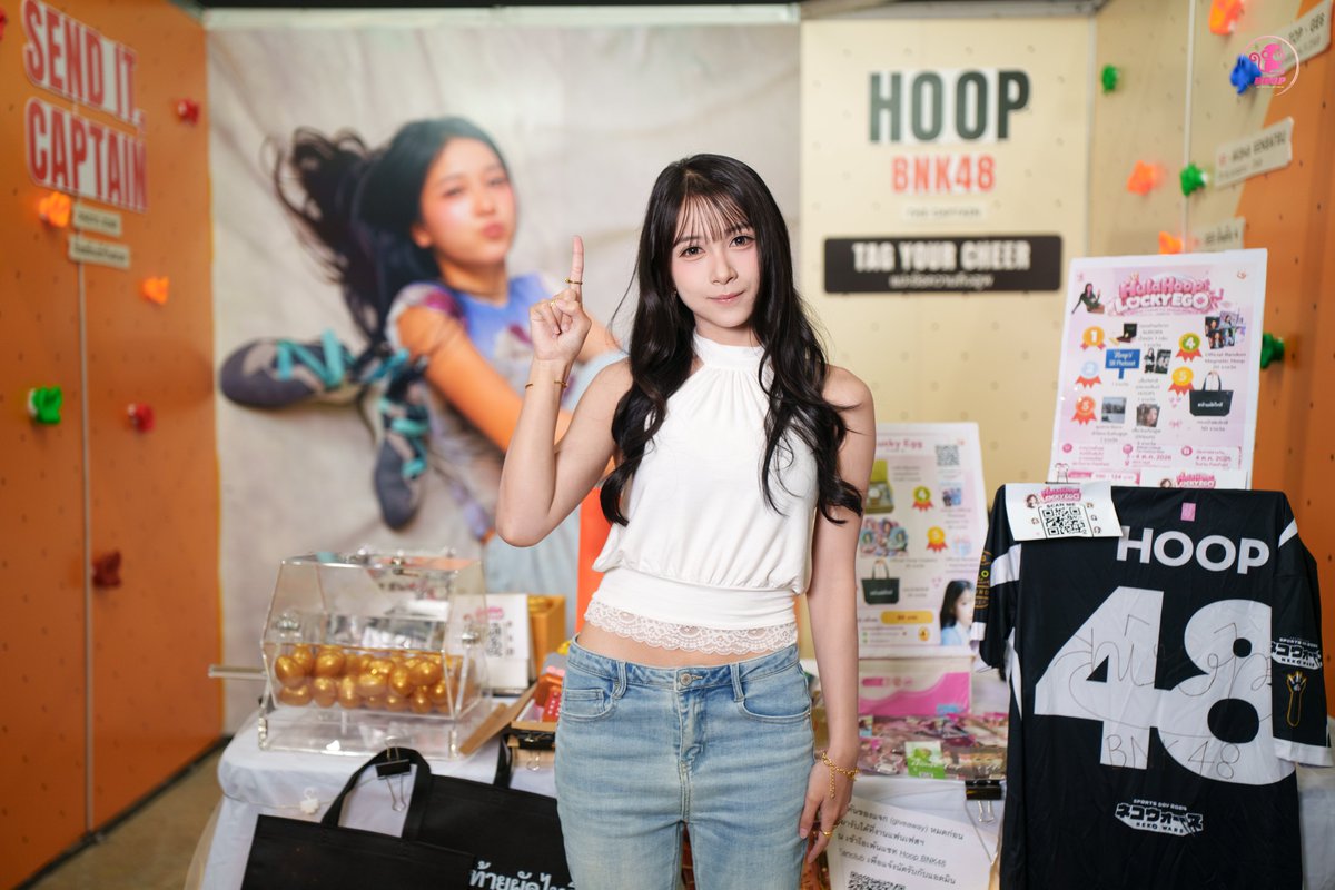 HoopBNK48THFC's tweet photo. บรรยากาศช่วงฮูพมาที่บูธในงาน #BNK48CGM48FanFestival2026

#HoopBNK48
#BNK48CGM48_GE2026
#BNK48

ภาพทั้งหมด 
https://t.co/fJ28QKObHR https://t.co/Lu8NU7K3Gn