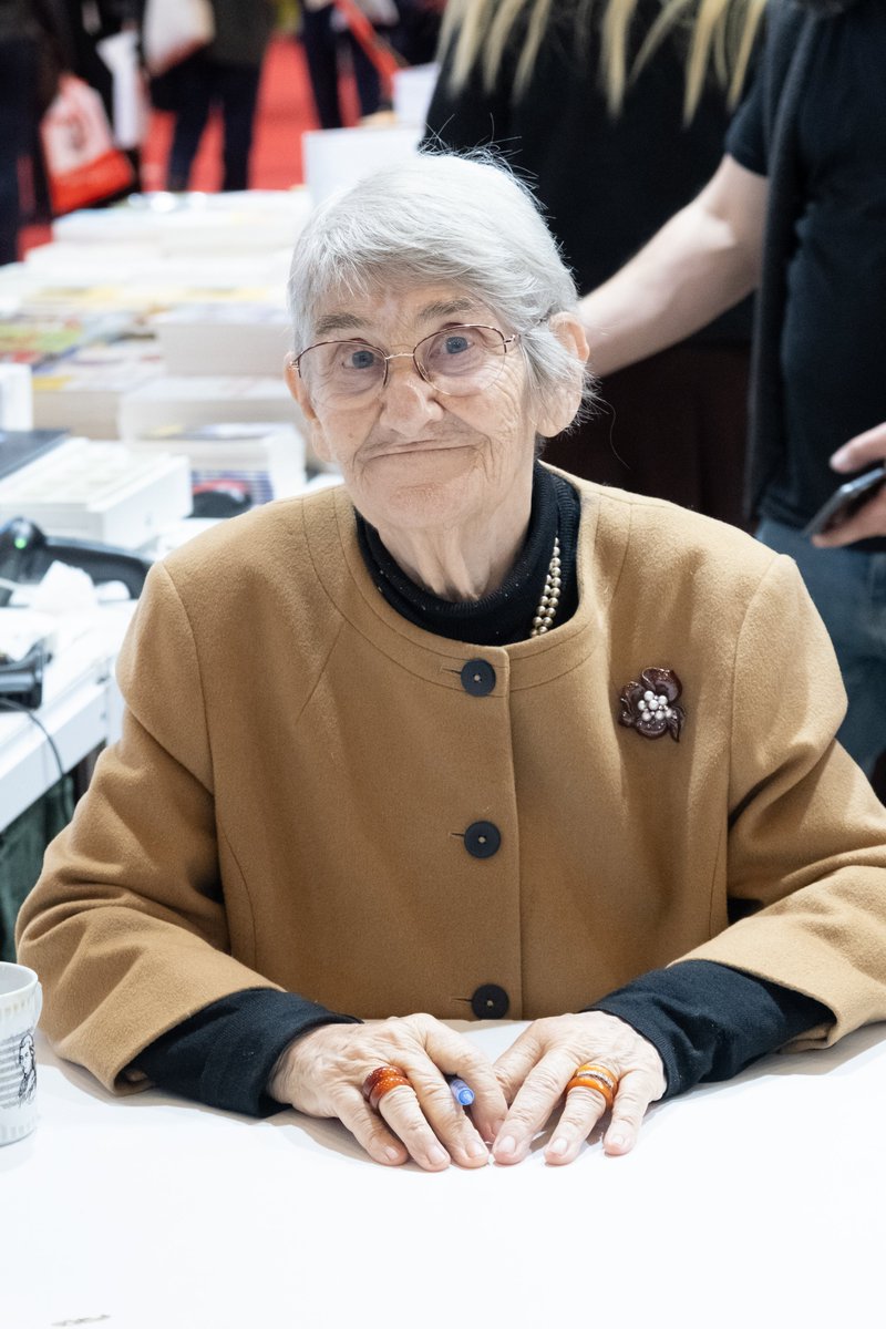 beehaber's tweet photo. Prof. Dr. Canan Karatay, kolestrol konusunda önemli bir iddia ortaya attı:

🔹 “Benim kolesterolüm 350!”

🔹 “Damarı tıkanmış, enfarktüs geçirmiş ve vefat etmiş kişilerin otopsileri var.”

🔹 “O damardaki plakların içini açıyorlar, plakların içinde kolesterol yok.”

🔹 “O plakları yapan beyaz kan hücreleridir.”

🔹 “Hiçbir plakta kolesterol olmadığı gösterildi ama bunun bilinmesini ilaç firmaları istemiyor.”

🔹 “Kolesterol düşmeyecek!”

🔹 “Kolesterol ne kadar yüksek olursa ömrünüz o kadar uzun oluyor.”