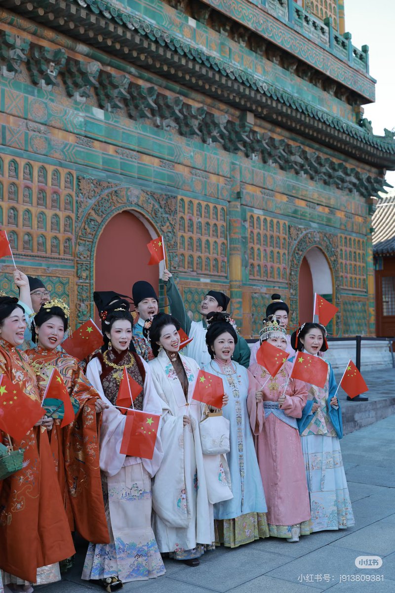 AmazingHanfu's tweet photo. Hanfu Check in | Beijing, a splash of color returns. After 70+ years away, Liuli Pavilion in Beihai Park is open again! This Qing dynasty gem brings its colorful glazed tiles back to Beijing city walks. Would you stop by? (via.guofengxiaojinyu) 
HanfuOOTD
Ming dynasty style Hanfu https://t.co/KR1tQ71IrJ